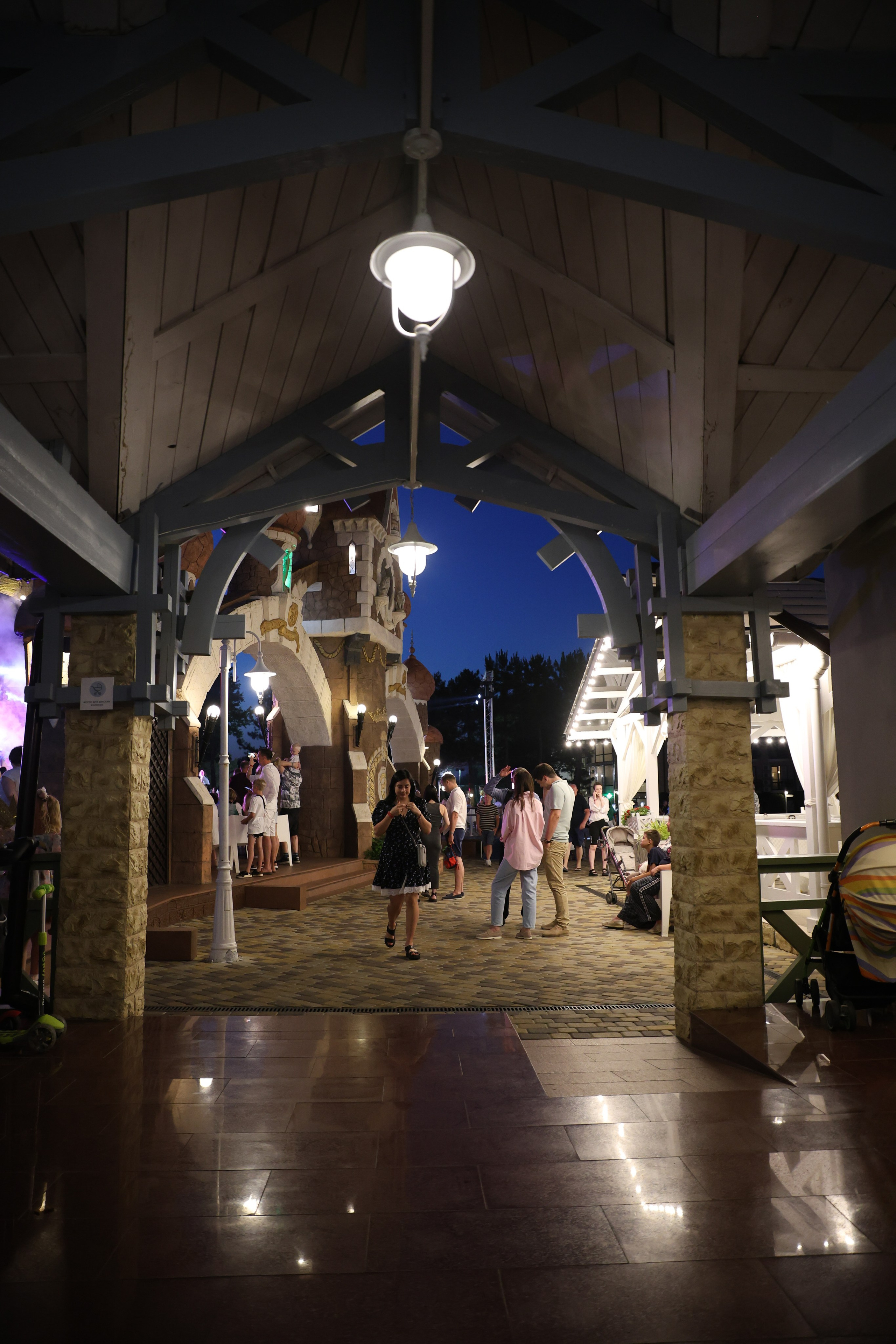 отель довиль в анапе ночью