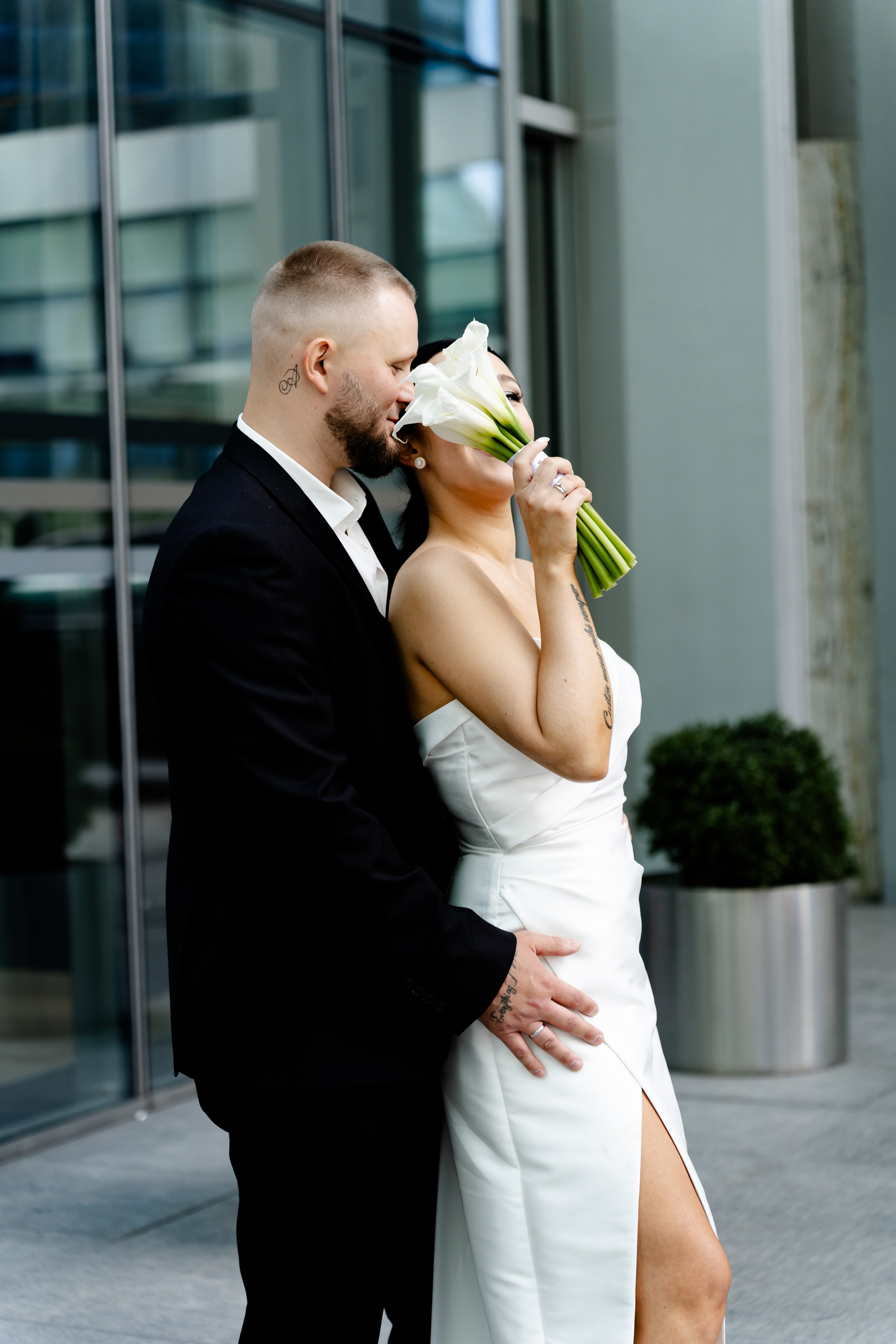 Невеста закрывает букетом лицо жениха Фотограф Москва