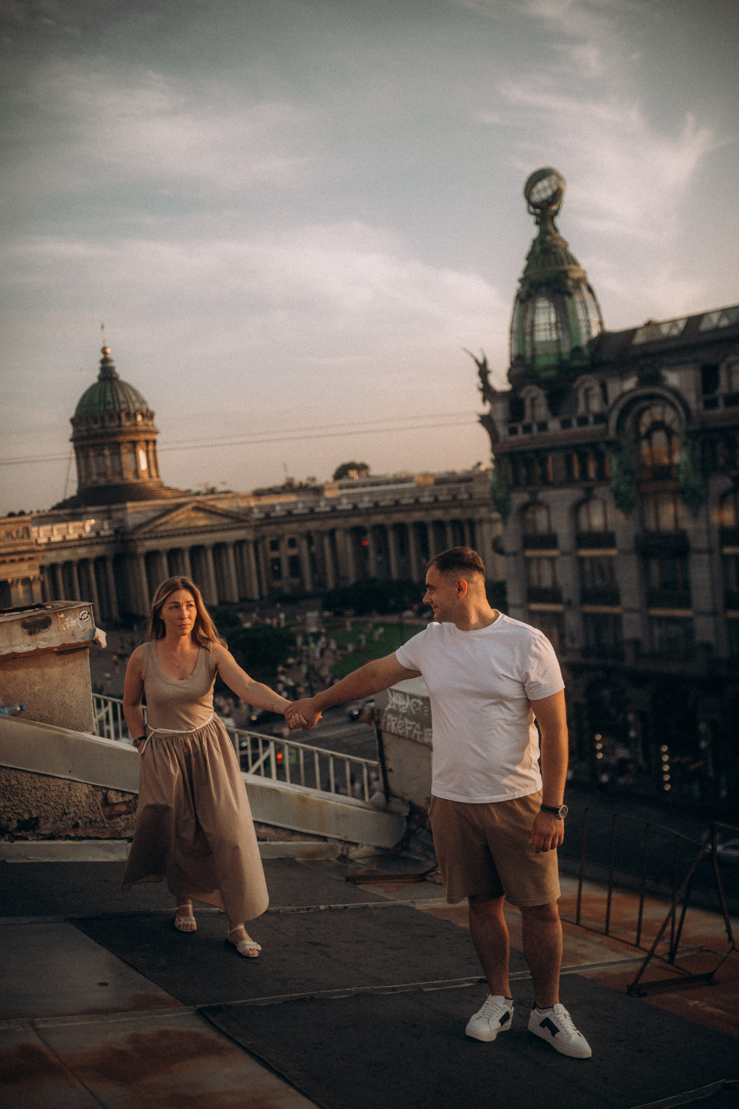 Мы сидим на питерской, теплой крыше. Фотограф в Санкт Петербурге Лара Великова