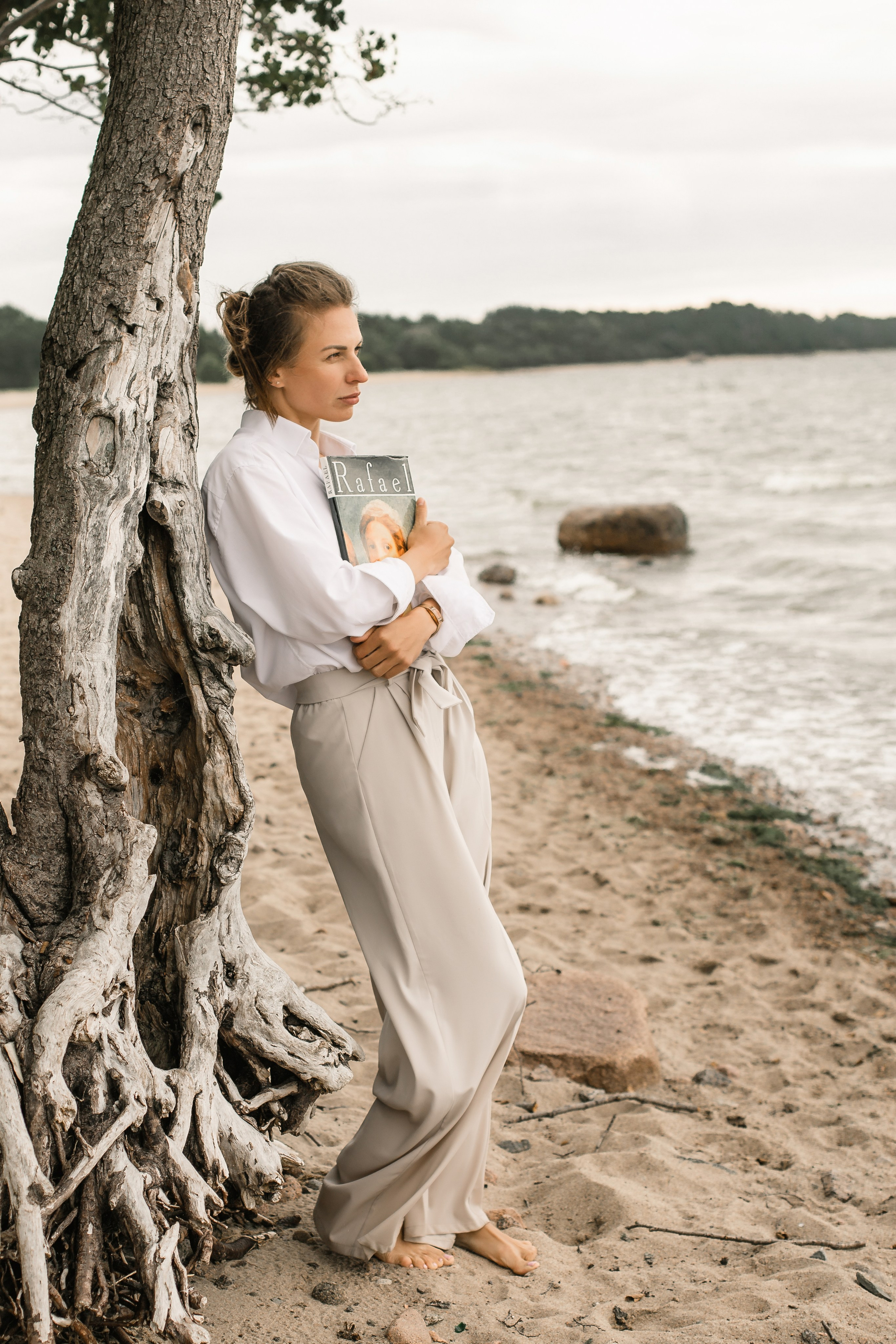  На берегу финского залива девушка с книжкой . Берег кронштадта.