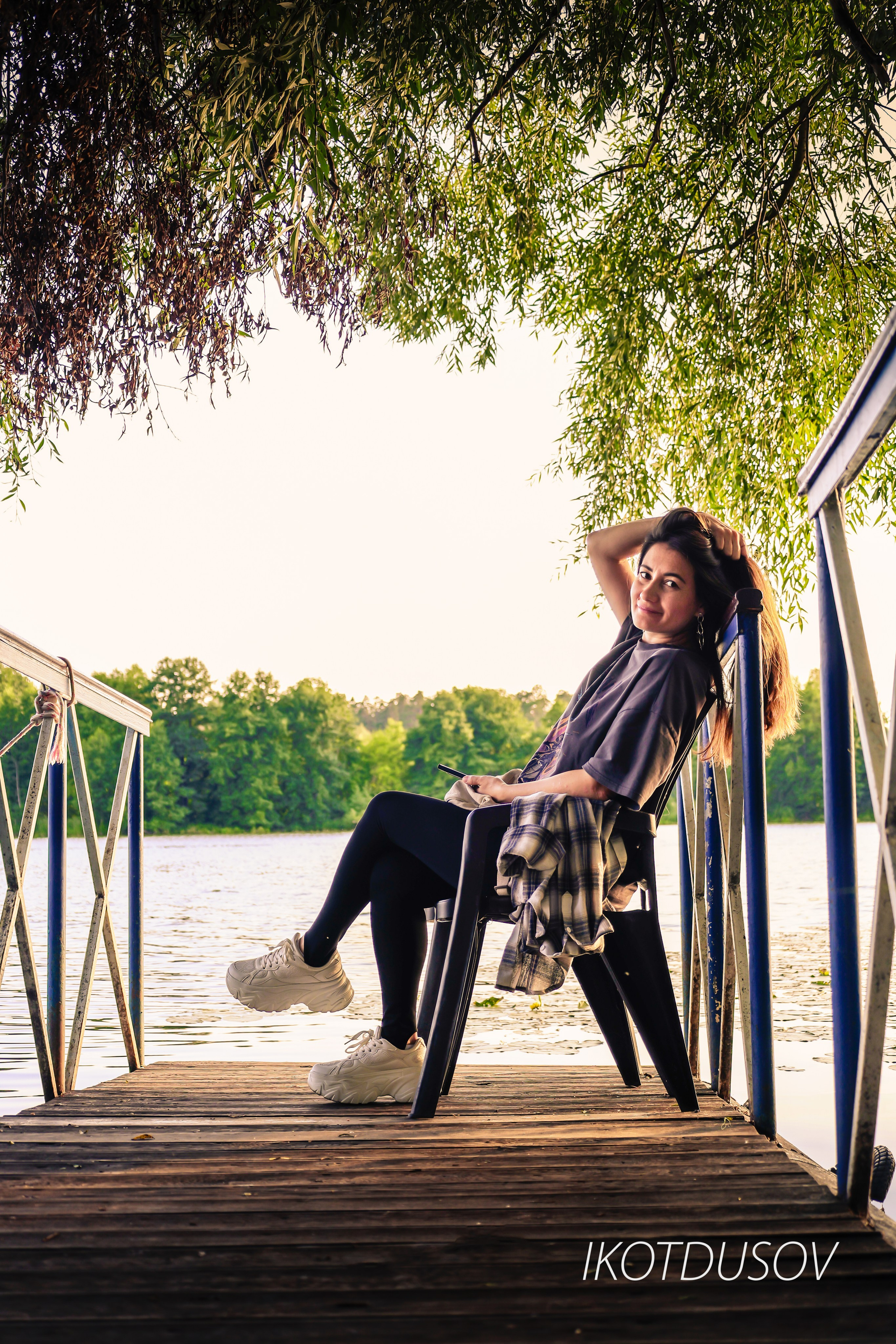 Фотограф Илнар Котдусов - портрет девушки сидящей на гавани.