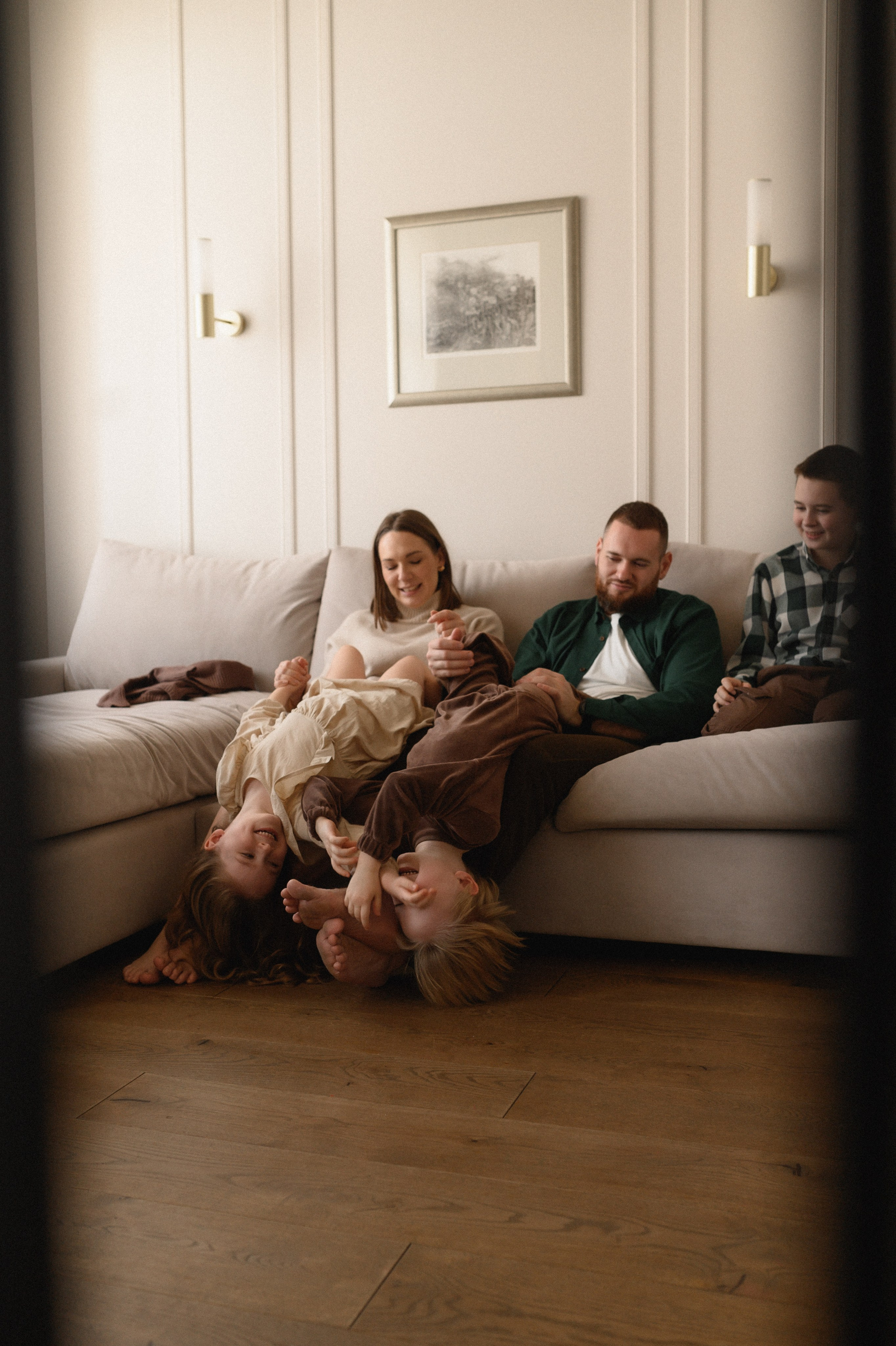 Валентин, Ирина, Евсей, Кира и Агата дома. Семейный и свадебный lifestyle-фотограф в Москве Мария Петрова