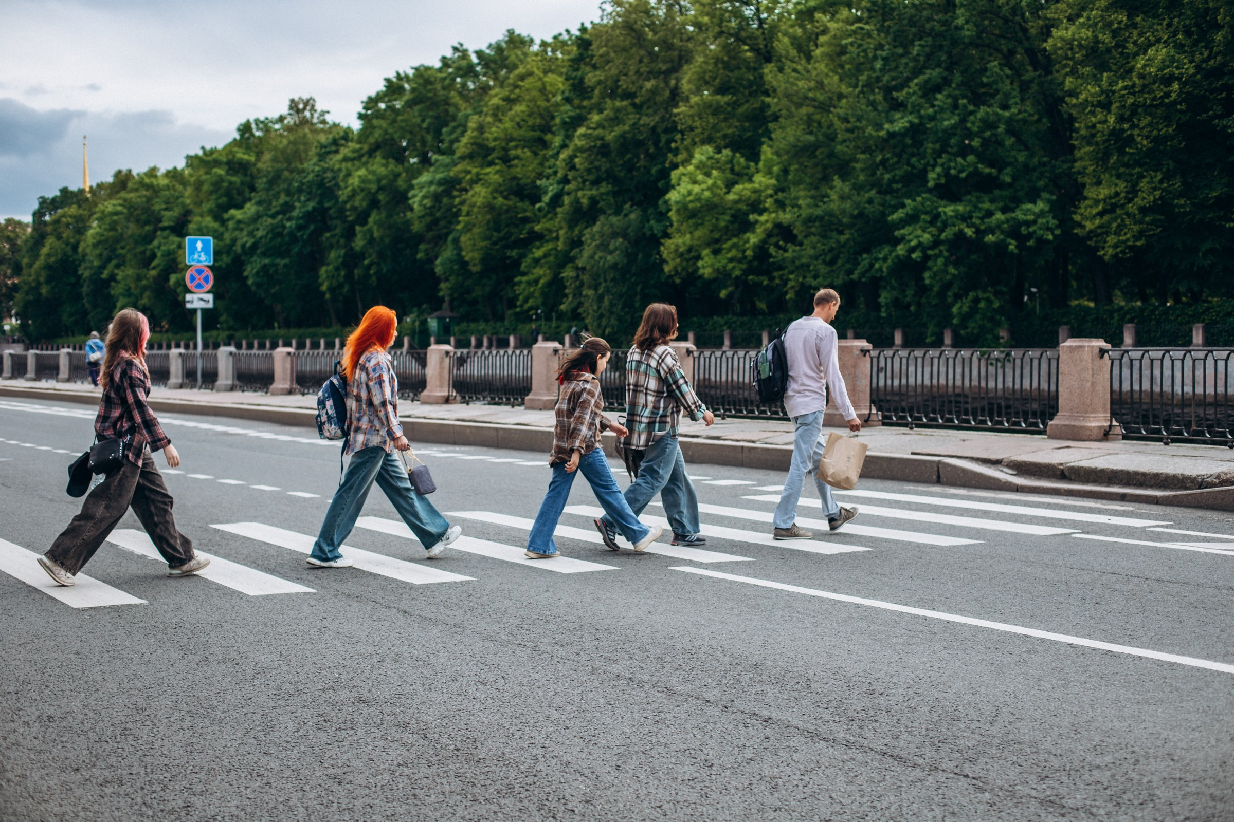 Елена с семьей в июне. Фотопрогулка в Петербурге. Индивидуальный и семейный фотограф в Санкт-Петербурге