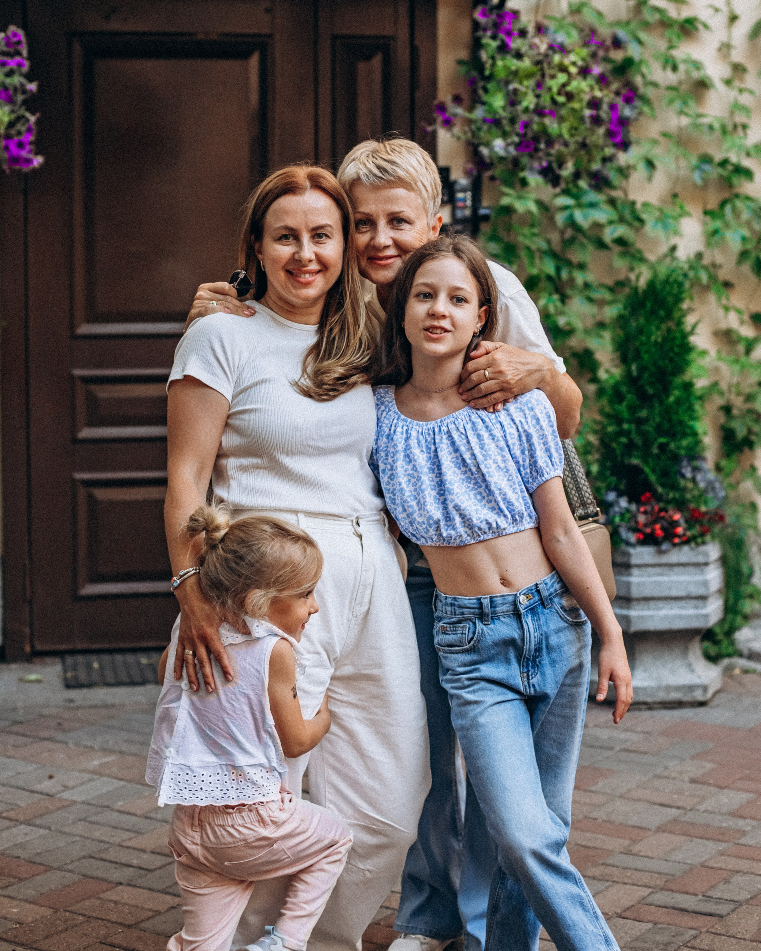 Дарья с семьей в июне. Фотопрогулка в Петербурге. Индивидуальный и семейный фотограф в Санкт-Петербурге