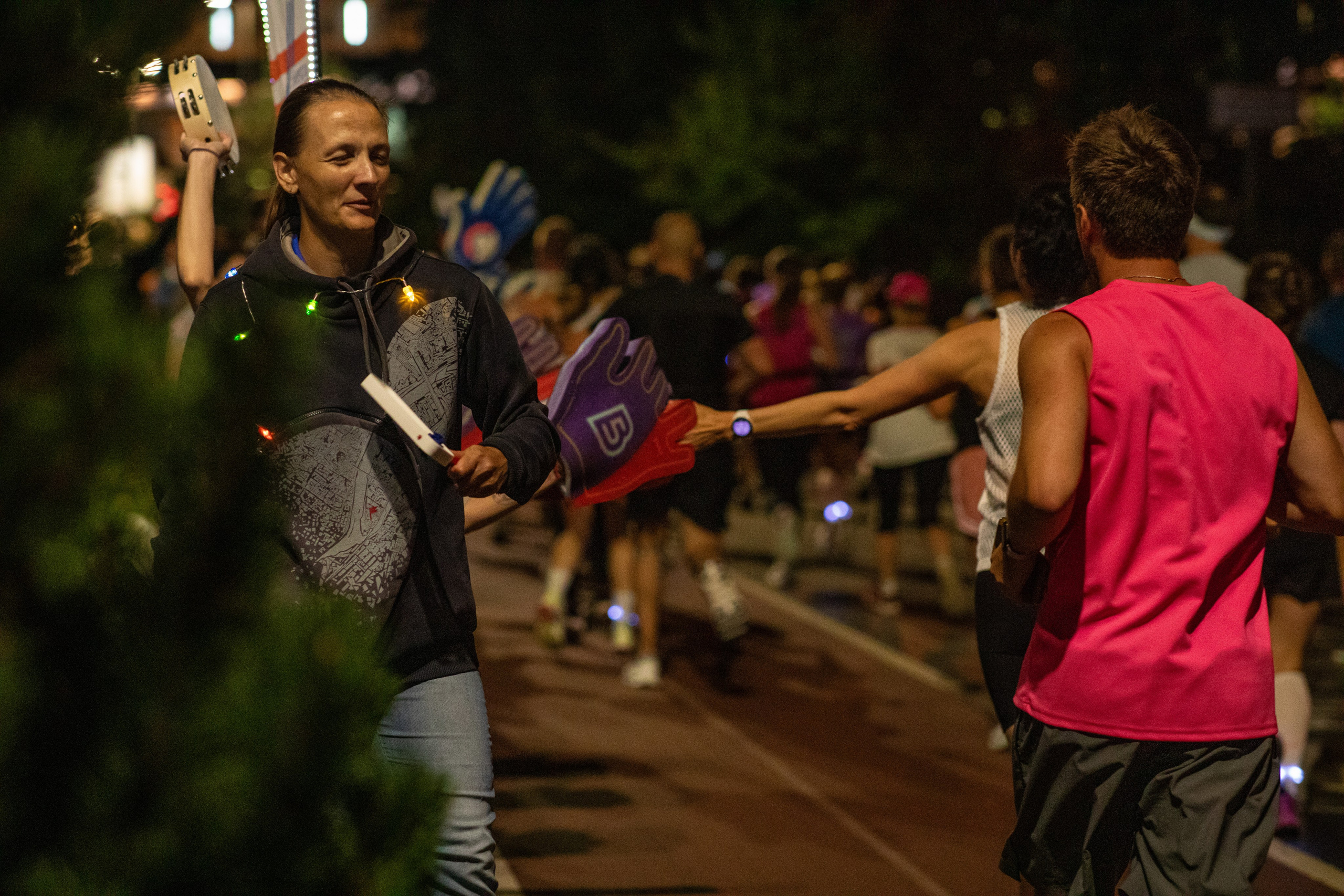 Ночной забег в ленте фотографий бегунов 03.08.24. Фотограф Сергей Ловкий