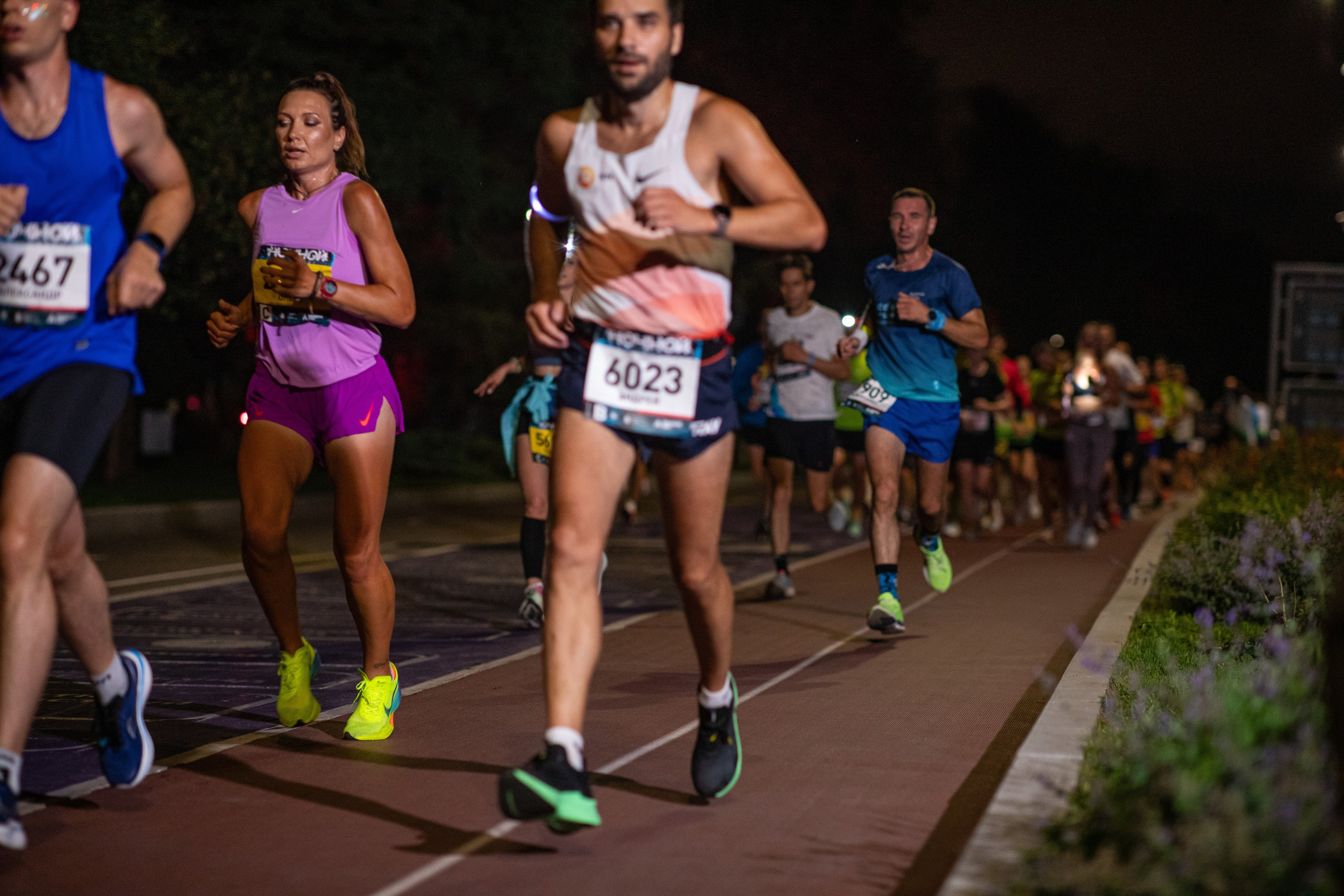 Ночной забег в ленте фотографий бегунов 03.08.24. Фотограф Сергей Ловкий