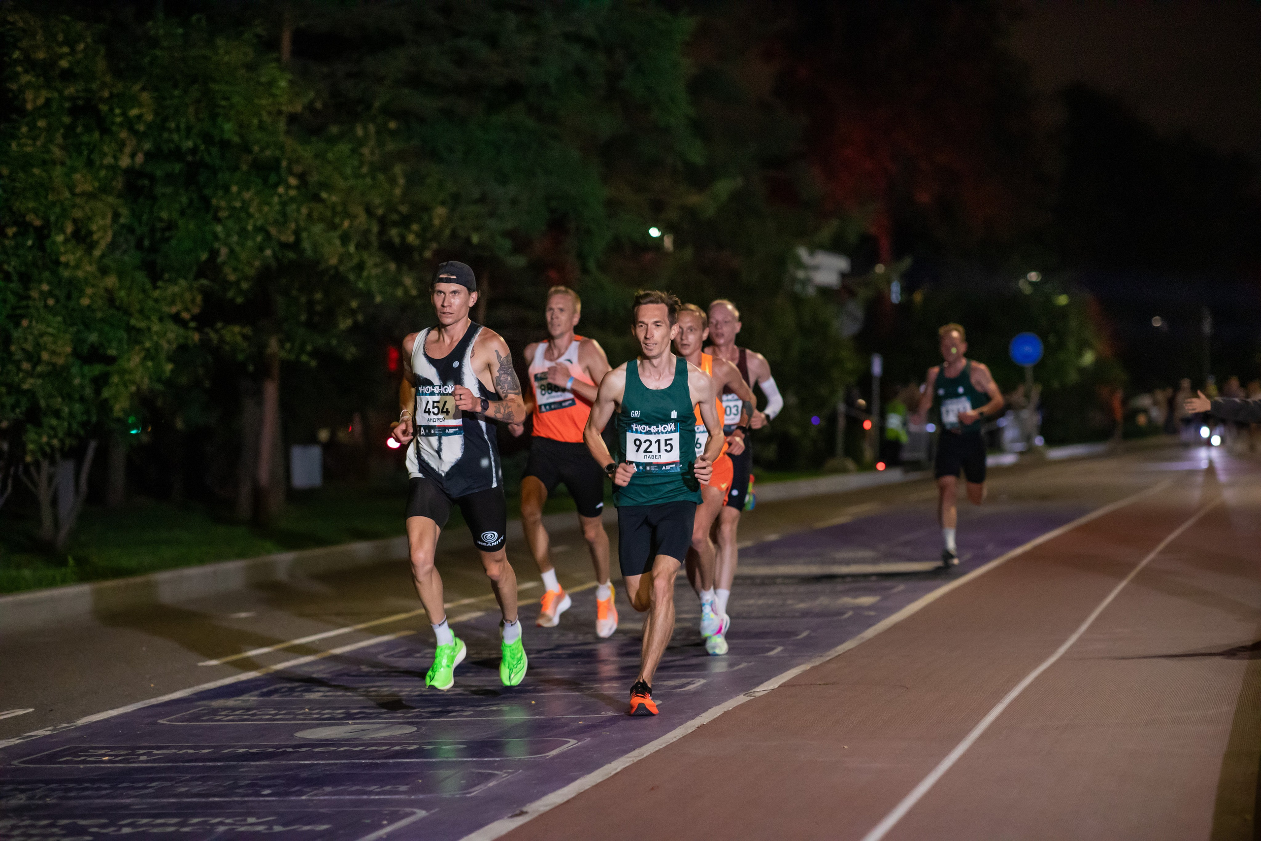 Ночной забег в ленте фотографий бегунов 03.08.24. Фотограф Сергей Ловкий