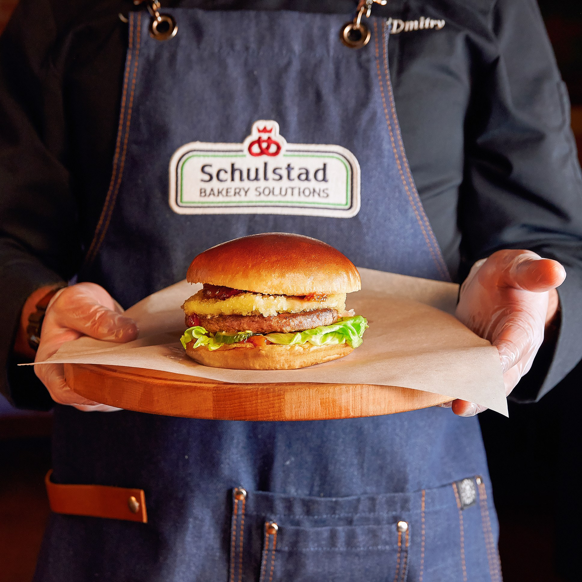 Сочный бургер с говяжьей котлетой, расплавленным сыром Чеддер и хрустящим салатом. Фуд-фотография для бургерной в Екатеринбурге