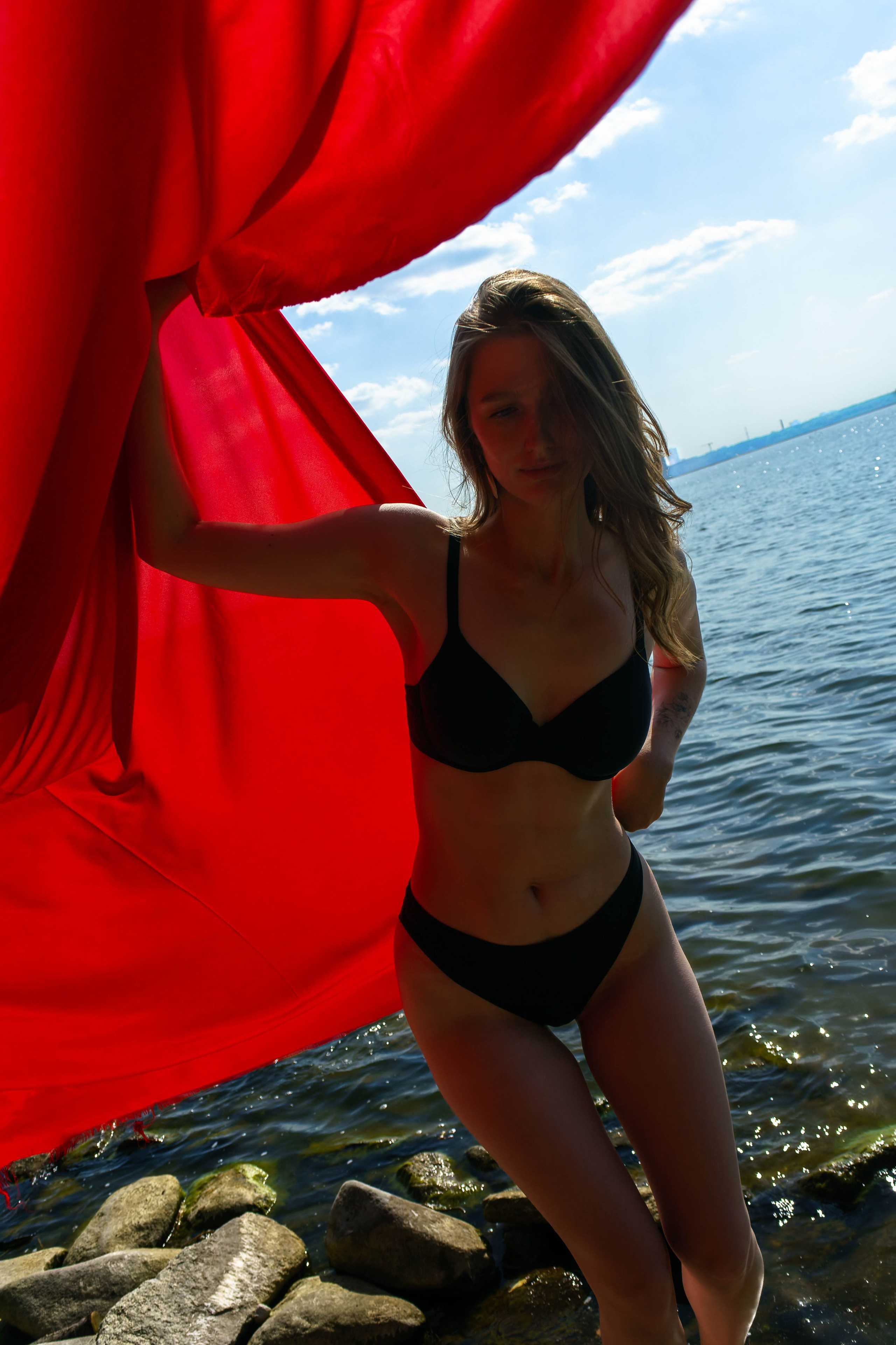 Фотосессия в яркий солнечный день на берегу .Екатеринбург. Автор фотограф: Додров. Ph: dodrov.