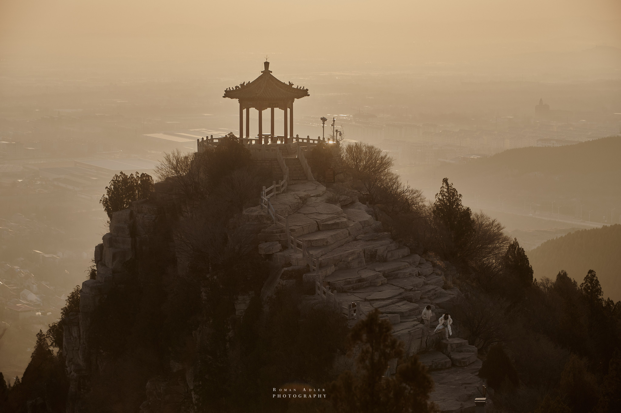 Рассвет на храмовой горе Юнмень. Цинчжоу. Фотограф Роман Адлер