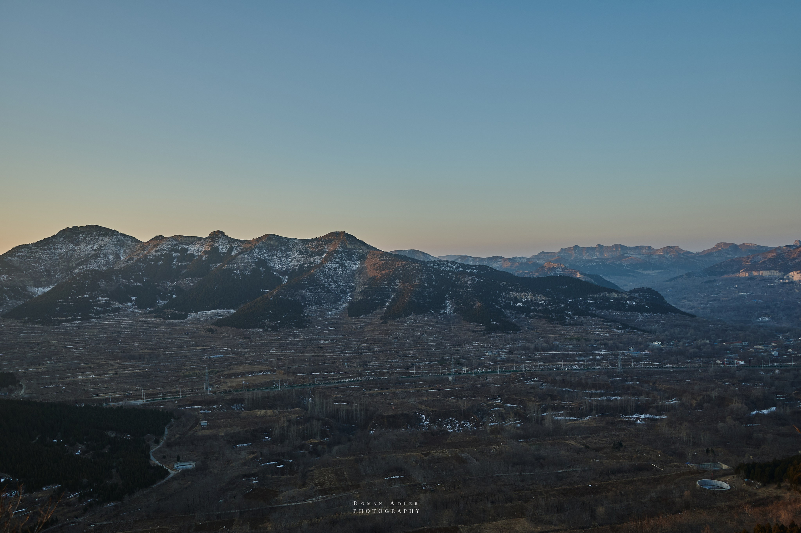 Рассвет на храмовой горе Юнмень. Цинчжоу. Фотограф Роман Адлер