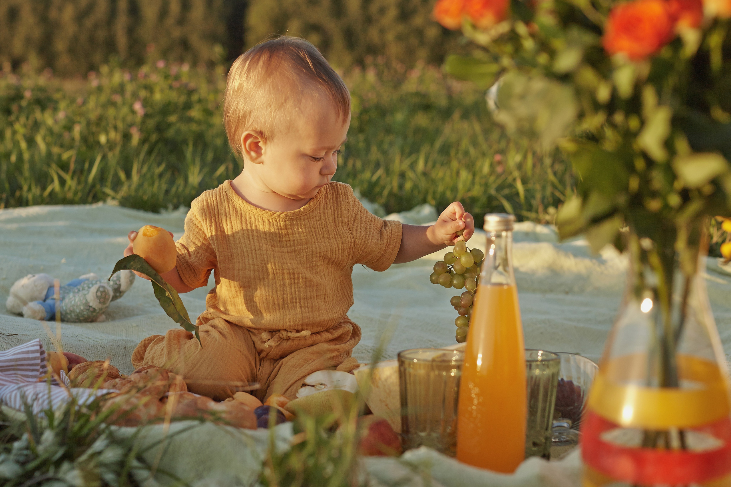 Мама с дочкой в поле на закате. Фотограф Ольга Ефремова