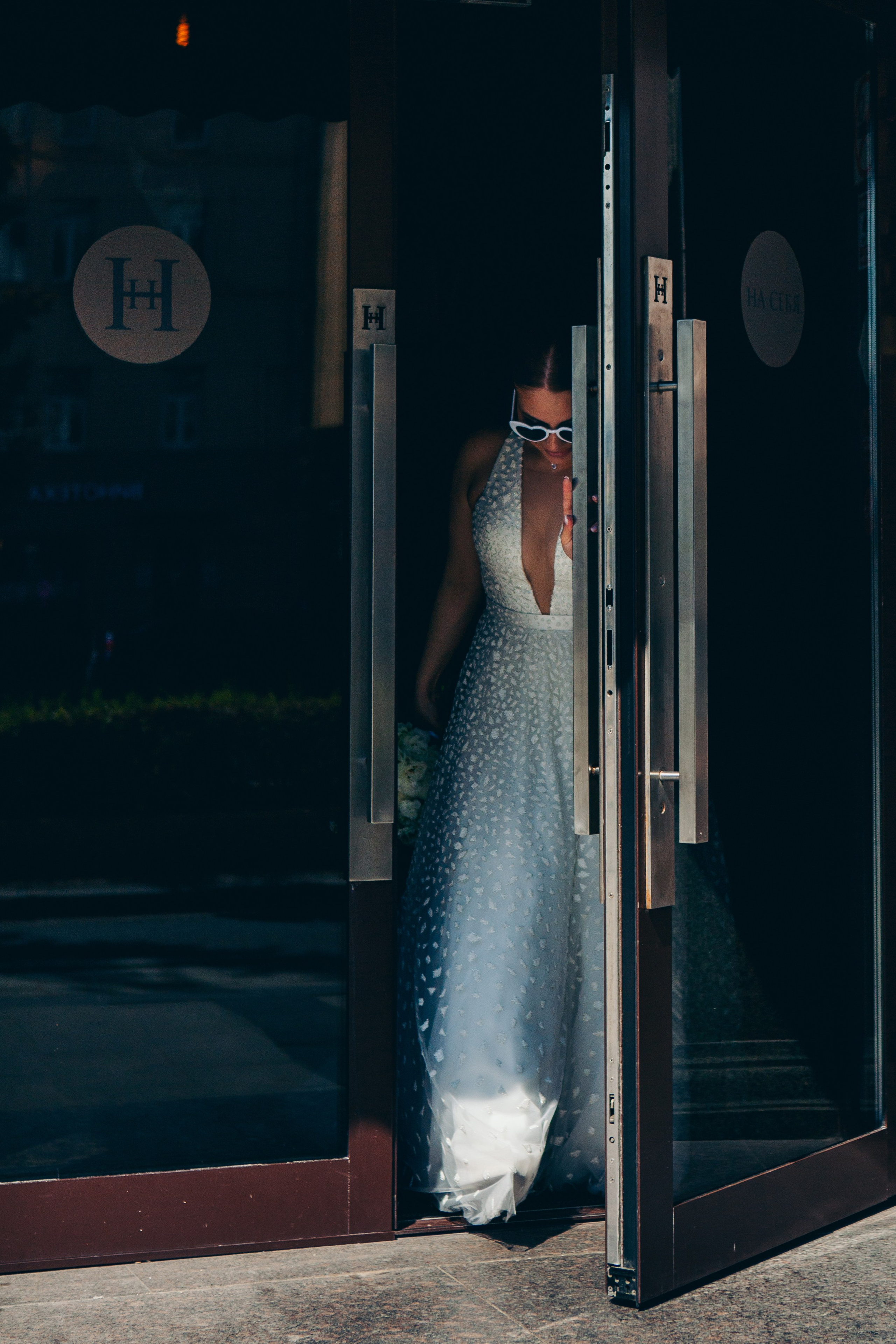 Свадебная фотосессия в отеле hartwell hotel и на патриарших прудах. Фотограф Ольга Ефремова