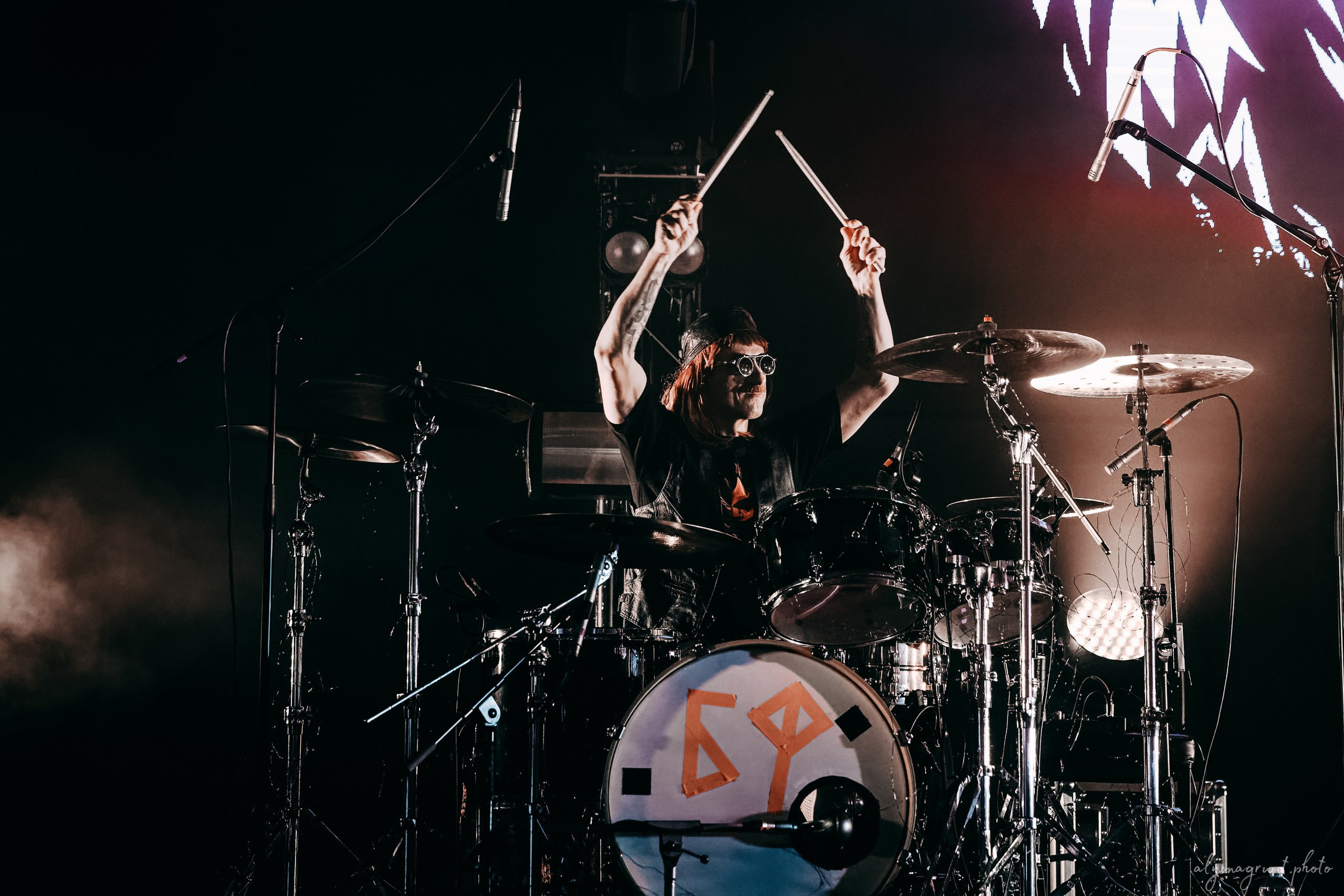 Багровый Фантомас, фоторепортаж, СПб, BASE, 14.12.2025. Алена Адрианова: фотограф в Санкт-Петербурге