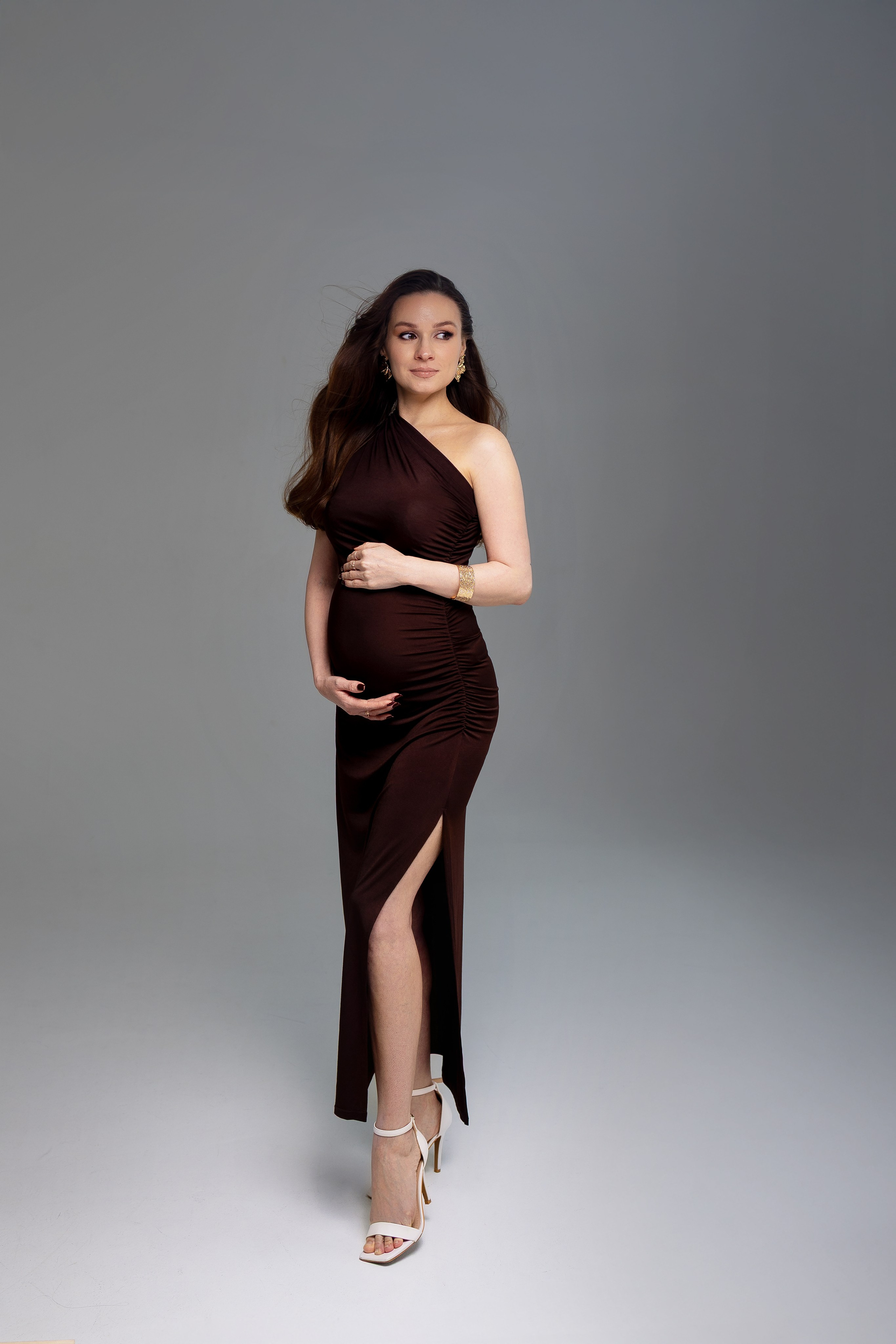 Вероника, классическая портретная фотосессия беременности в студии. Семейный фотограф в Москве Марина Петра