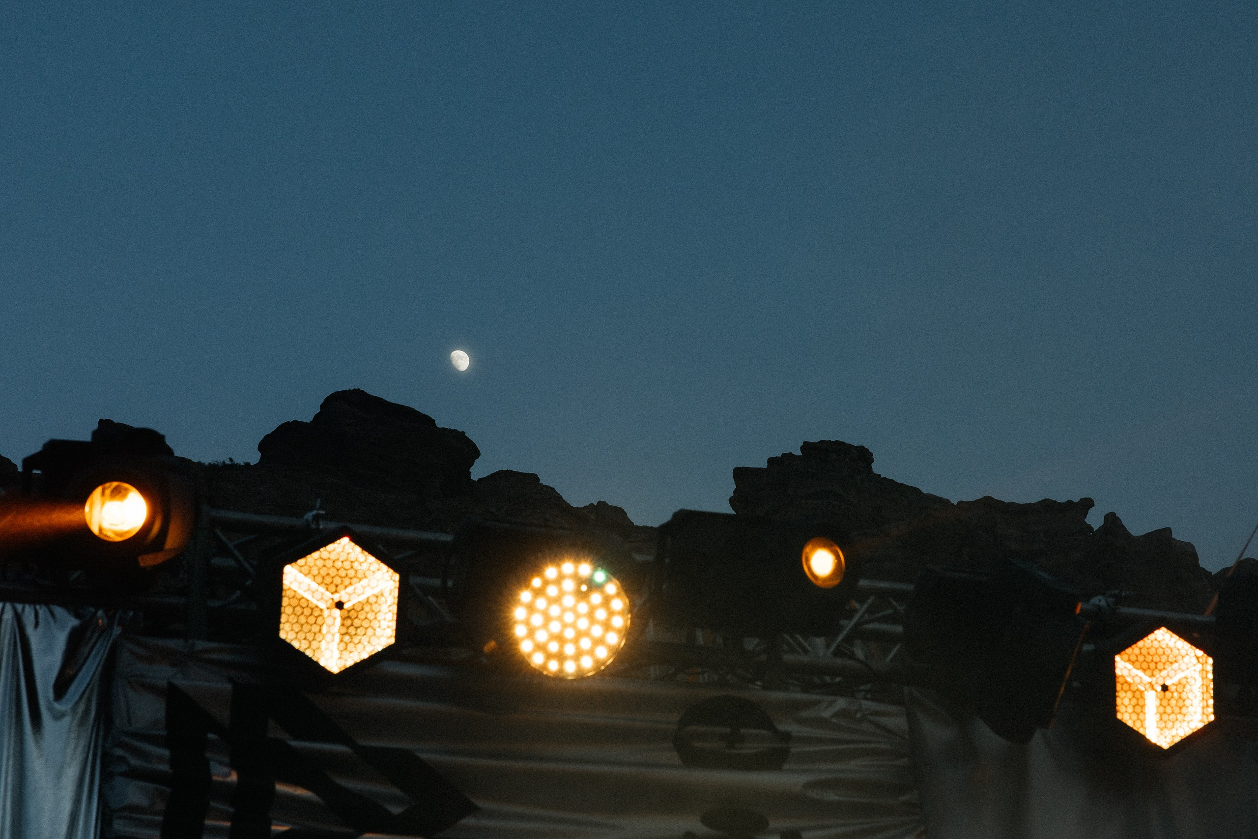 Здравствуйте! Я свадебный фотограф из Ульяновска, работаю в том числе по всей России и с выездом за границу. Снимаю свадьбы, lovestory, корпоративы, светский репортаж. Провожу обучение по фотографии, мастер-классы и воркшопы для других фотографов.