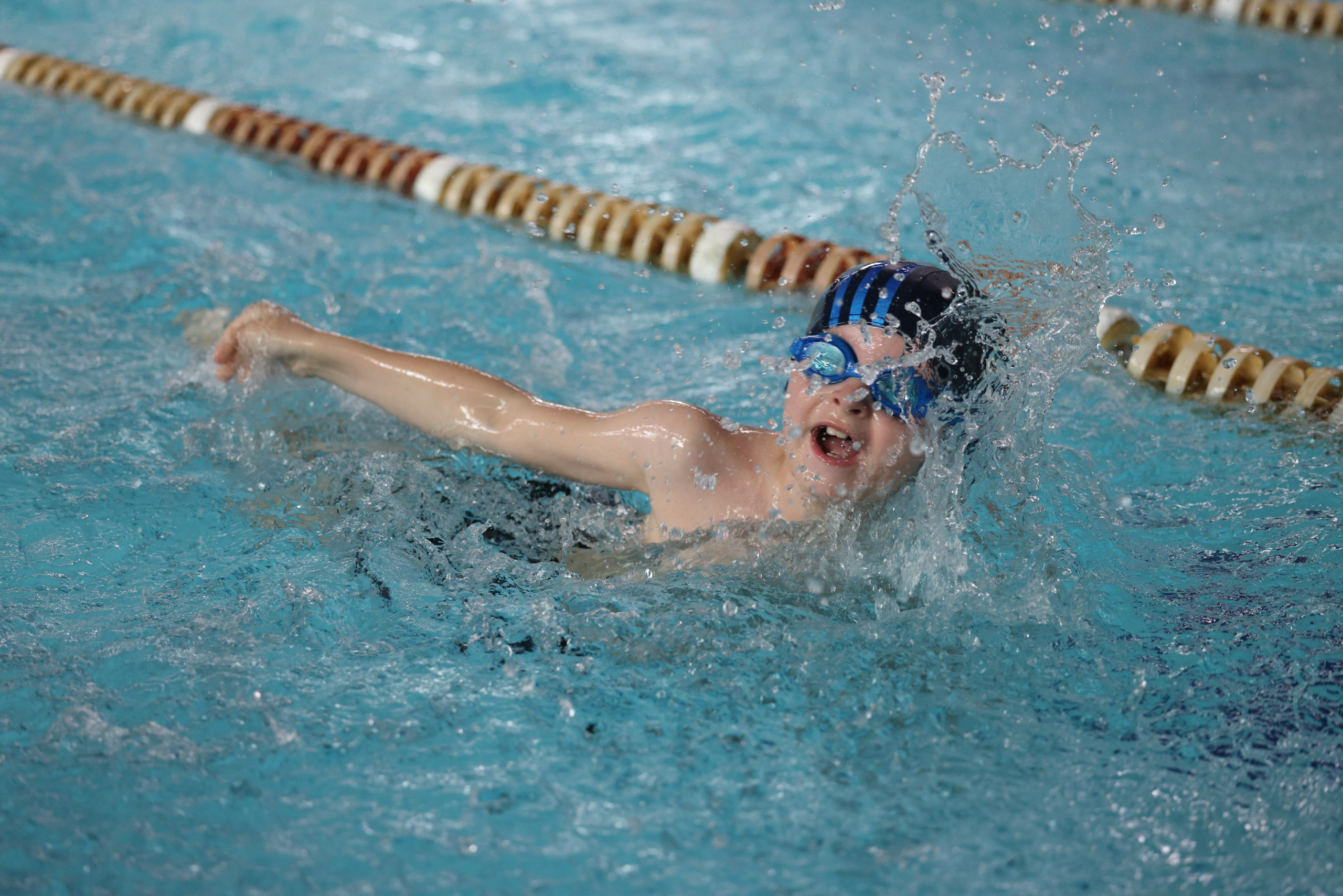 Веселый дельфин. Плавание. Дети 8-9 лет. Фотограф Александр Заломаев