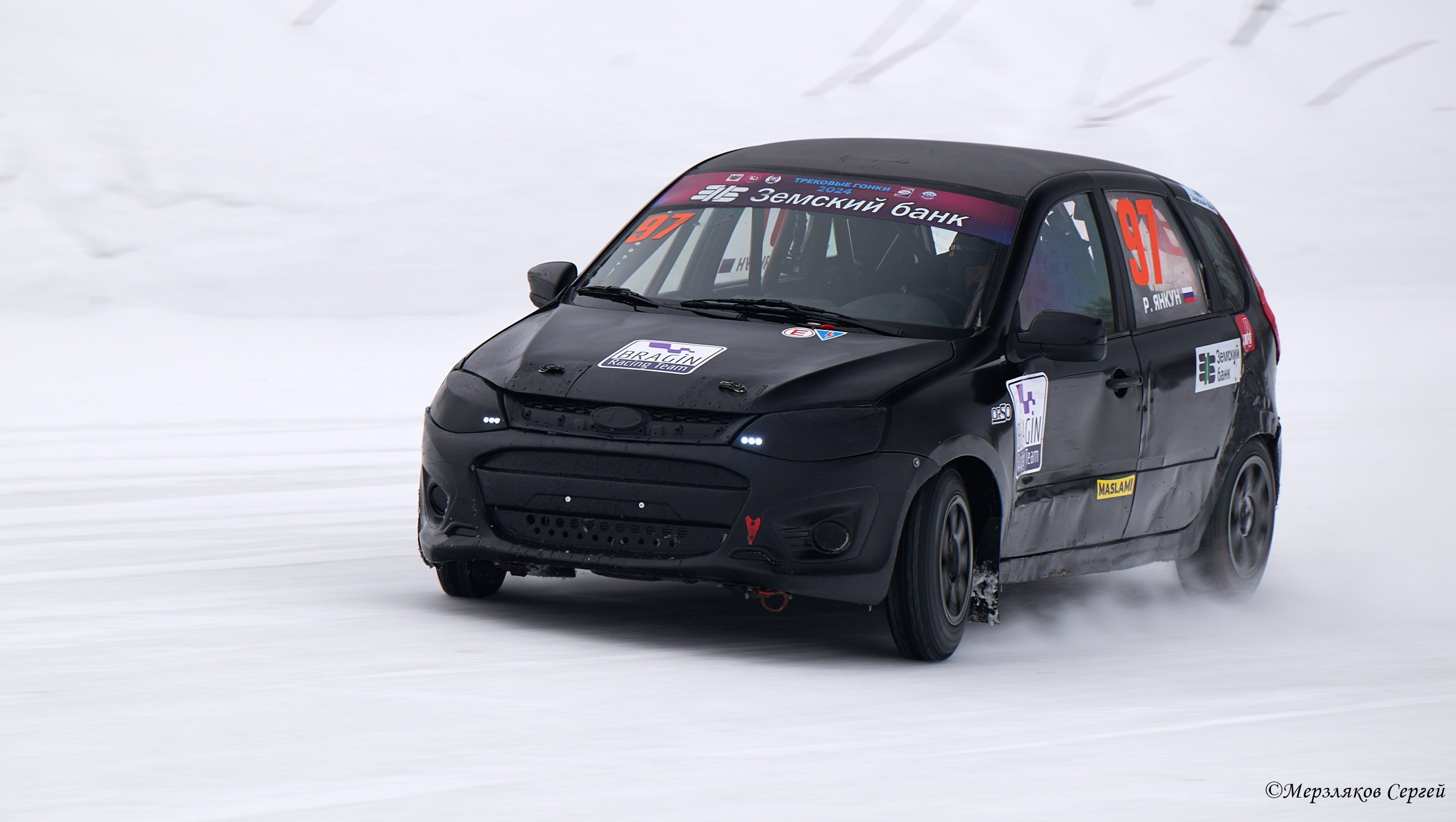 Трековые автогонки на льду Чемпионат России. Спортивный репортажный фотограф в Ижевске Сергей Мерзляков