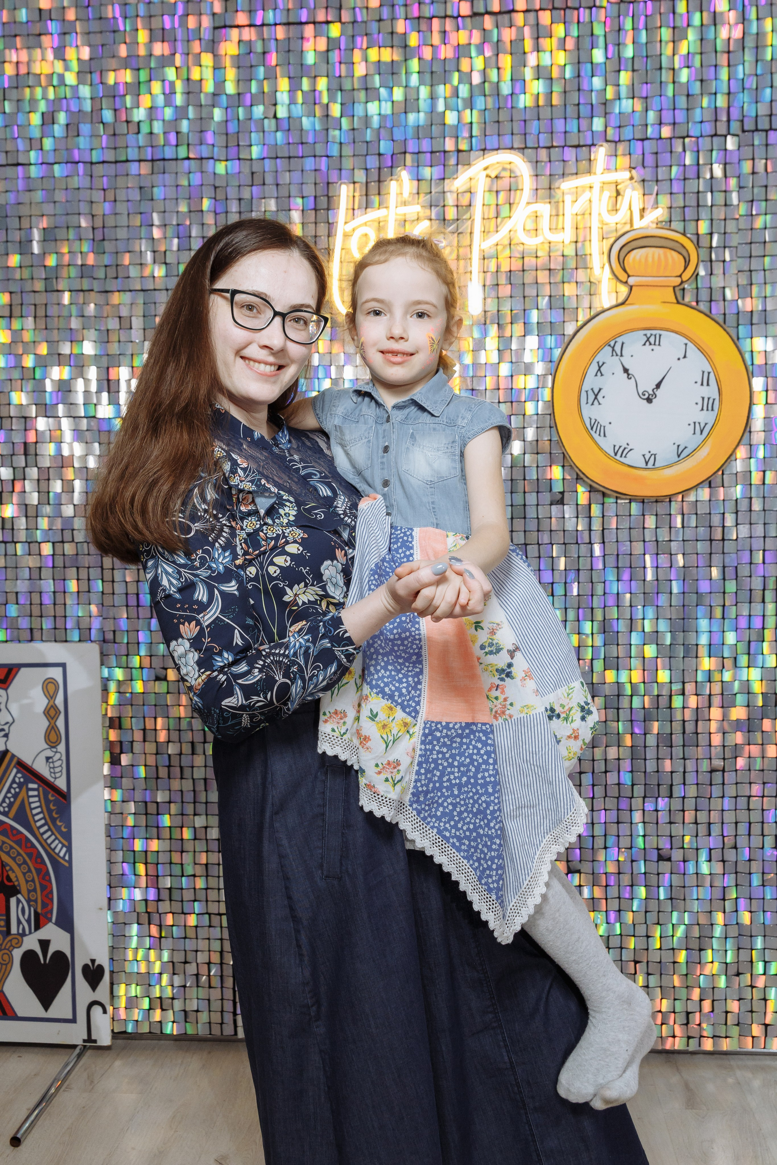 Олеся празднует свое 6 летие в компании Алисы, Чеширского кота и друзей. Событийный фотограф Максим Бескоровайновнов