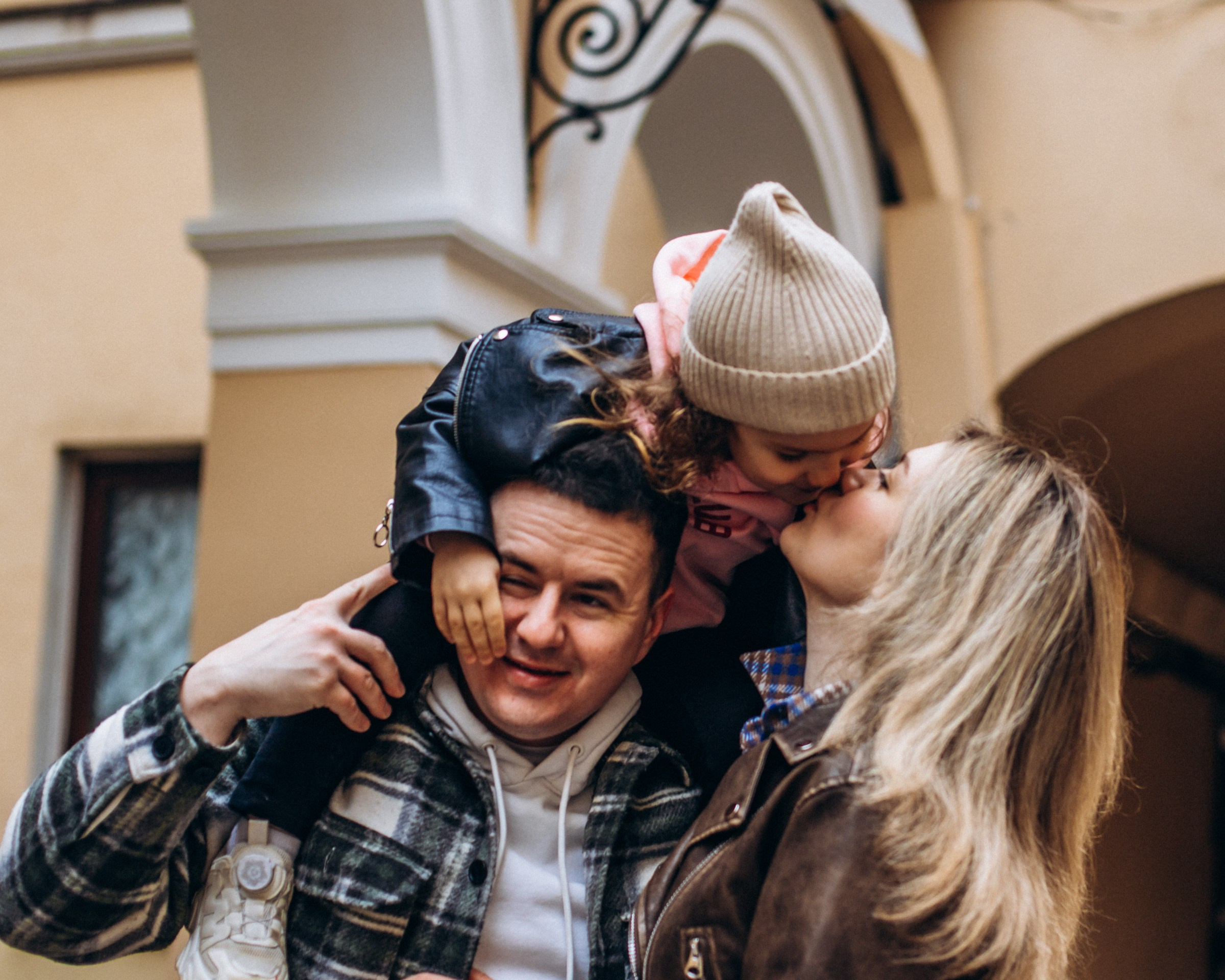 Юлия с семьей в апреле. Фотопрогулка в Петербурге. Индивидуальный и семейный фотограф в Санкт-Петербурге
