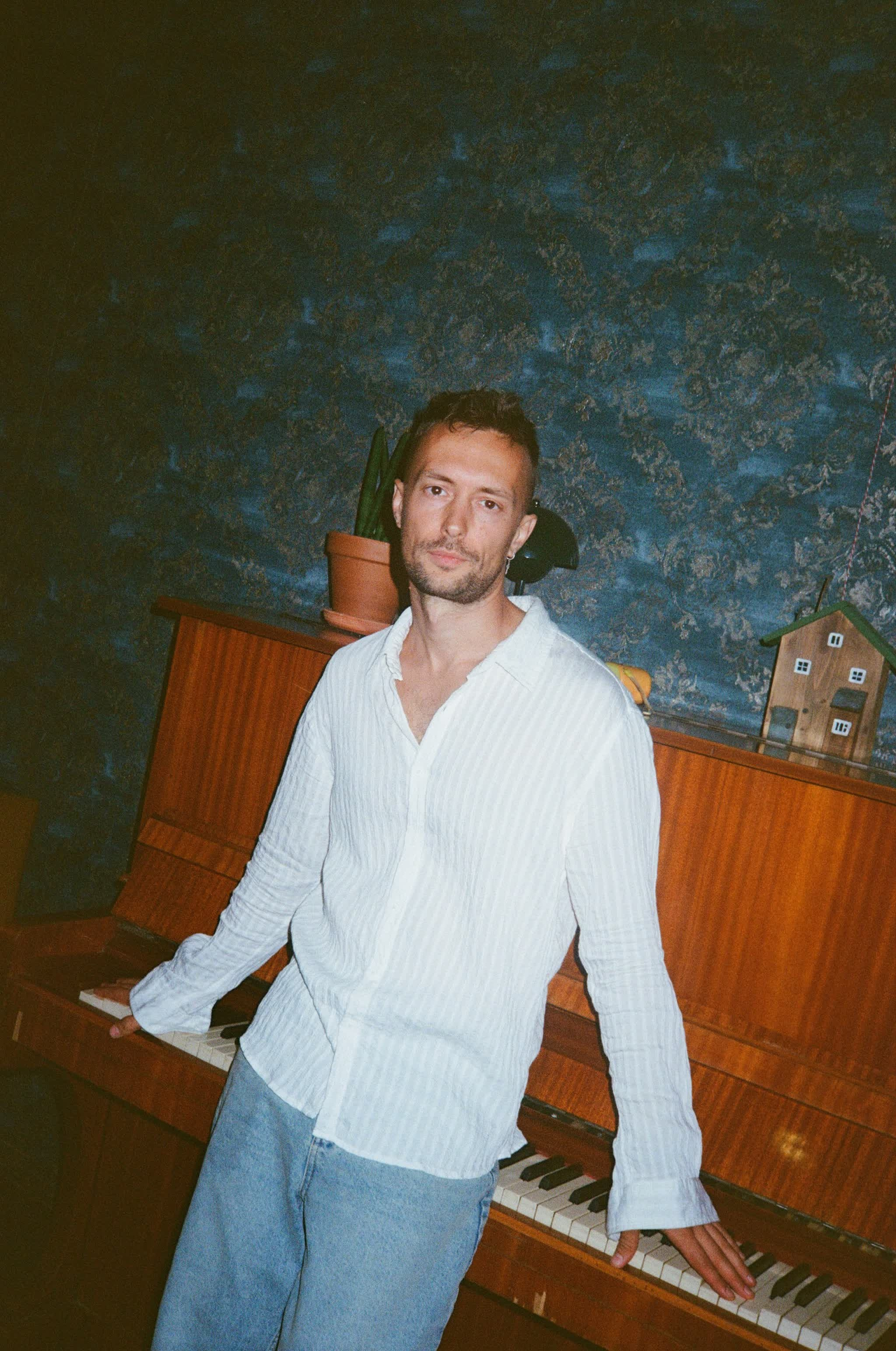 Ведущий Никита Шляндин