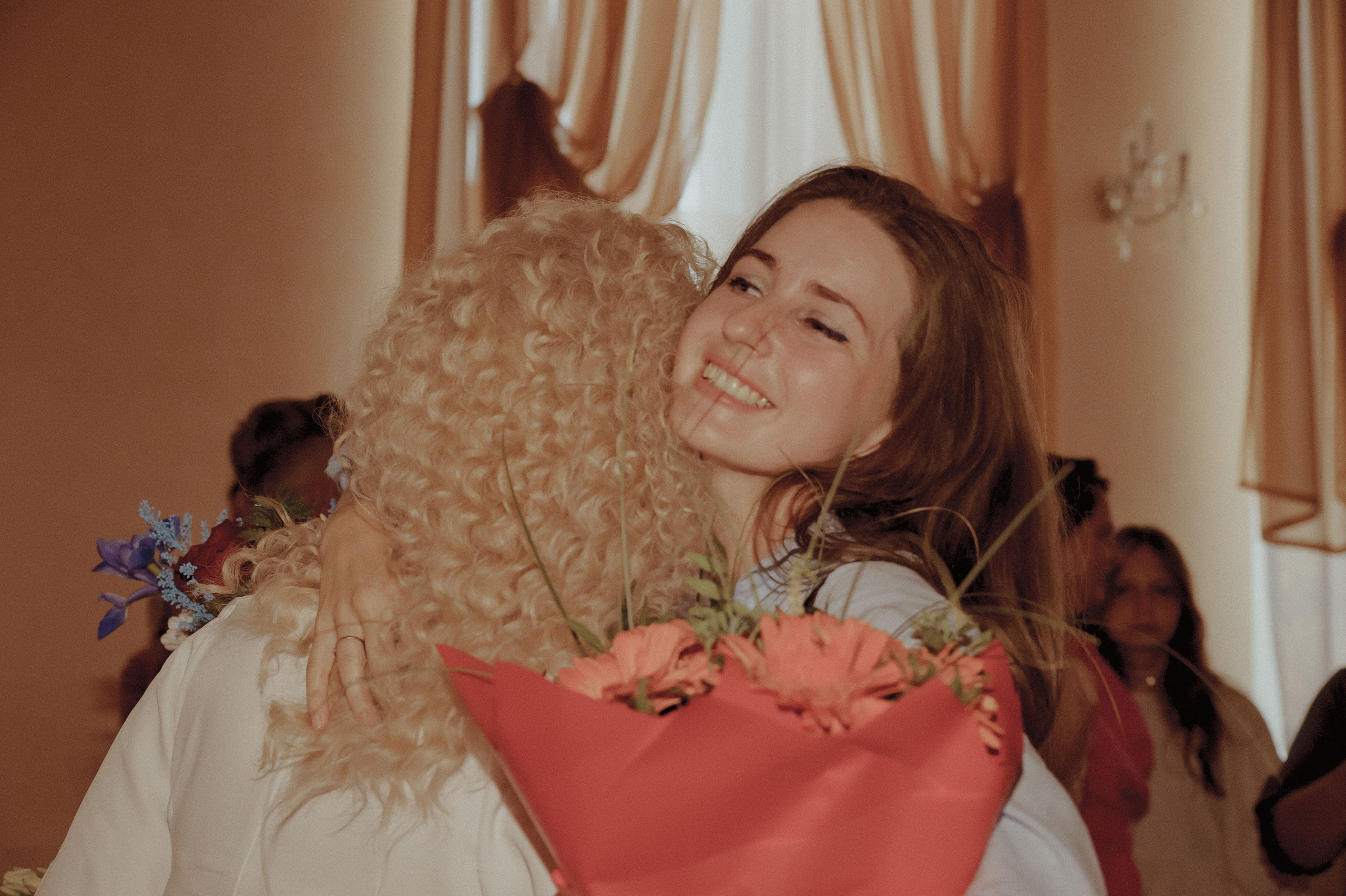 Свадебная фотосессия в стиле 90х для Кристины и Валеры (ЗАГС, фотосет у гаражей). Женский фотограф в Череповце Даша Акулич