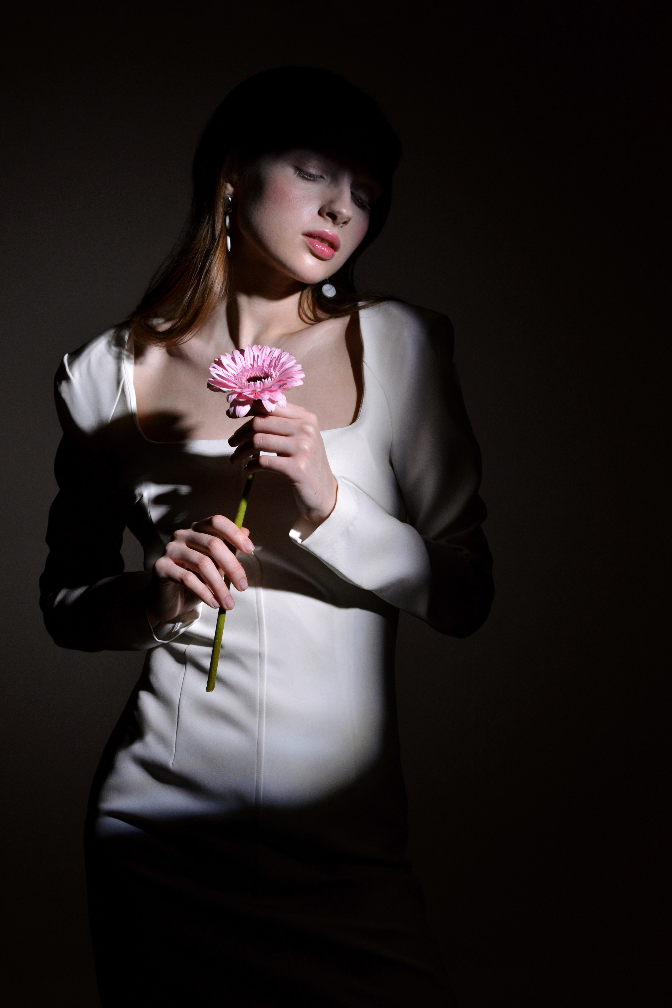 Девушка и цветок. Фотографы для фотосессий в Новосибирске