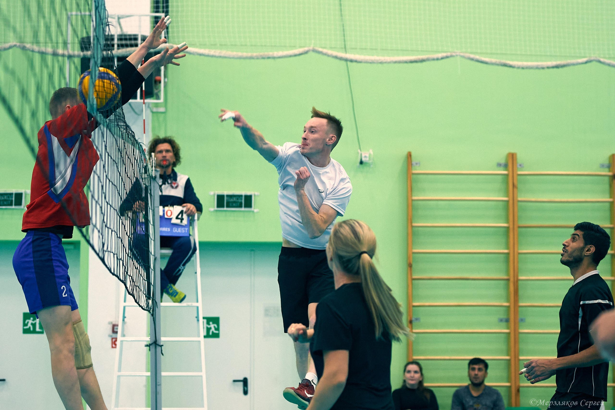 Новогодний волейбольный турнир. Ижевск. 16.12.23. Спортивный репортажный фотограф в Ижевске Сергей Мерзляков