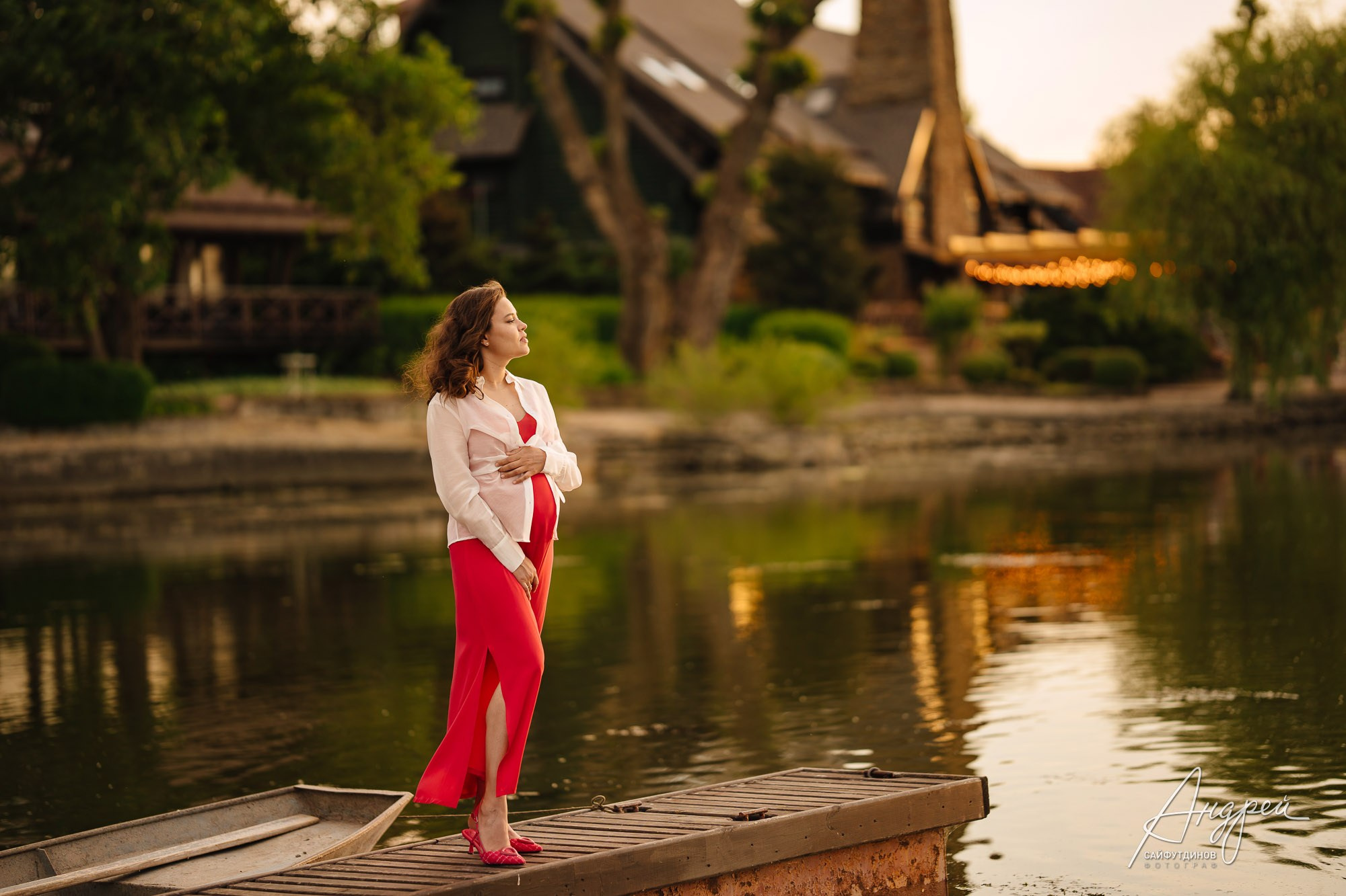 Фотосессия беременности на закате в Олд Хаус | Беременная на фоне реки Дон и домиков отеля | Фотограф Андрей Сайфутдинов Ростов-на-Дону