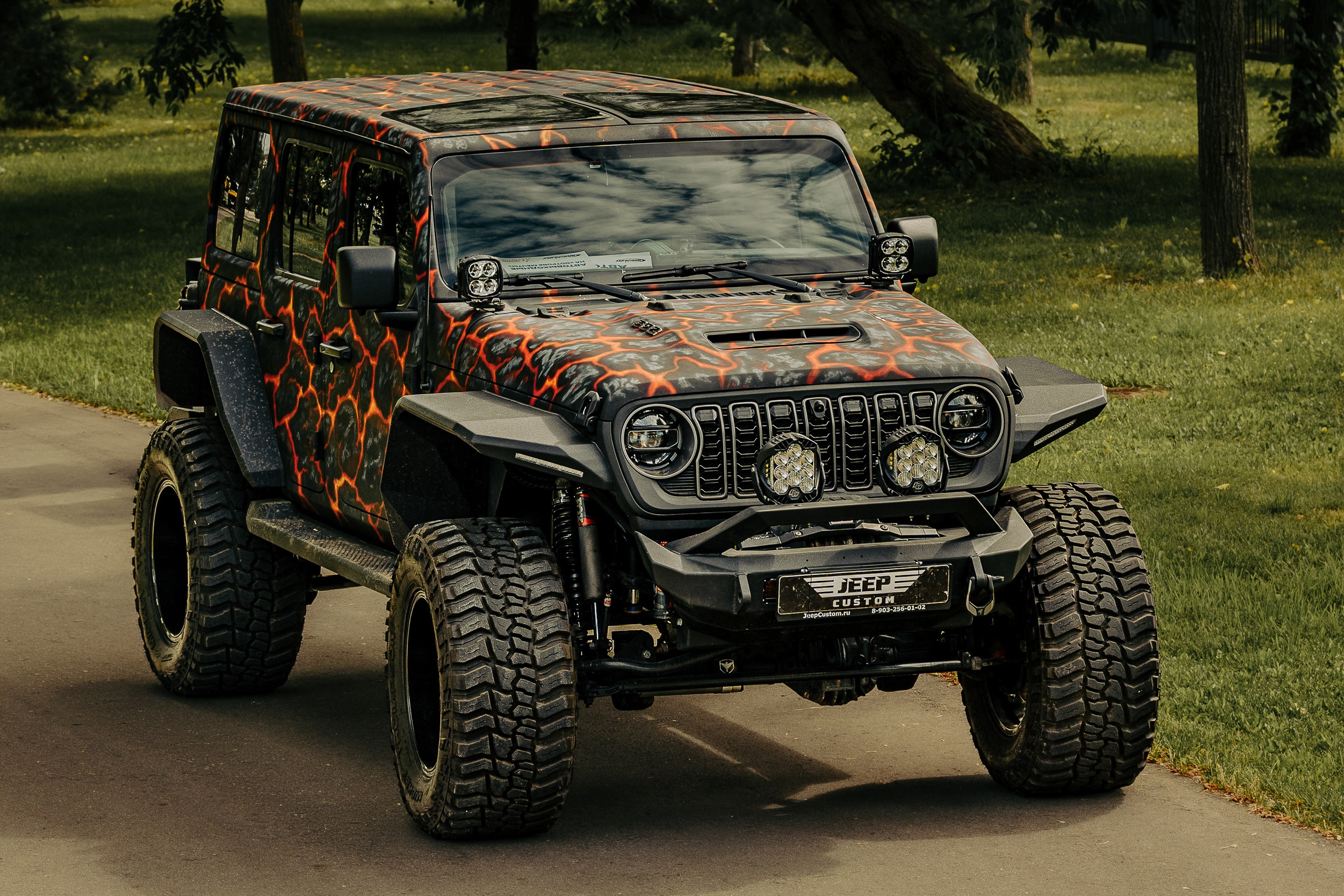 Jeep Wrangler Unlimited в кастомном внедорожном тюнинге, передний трёхчетвертной ракурс
