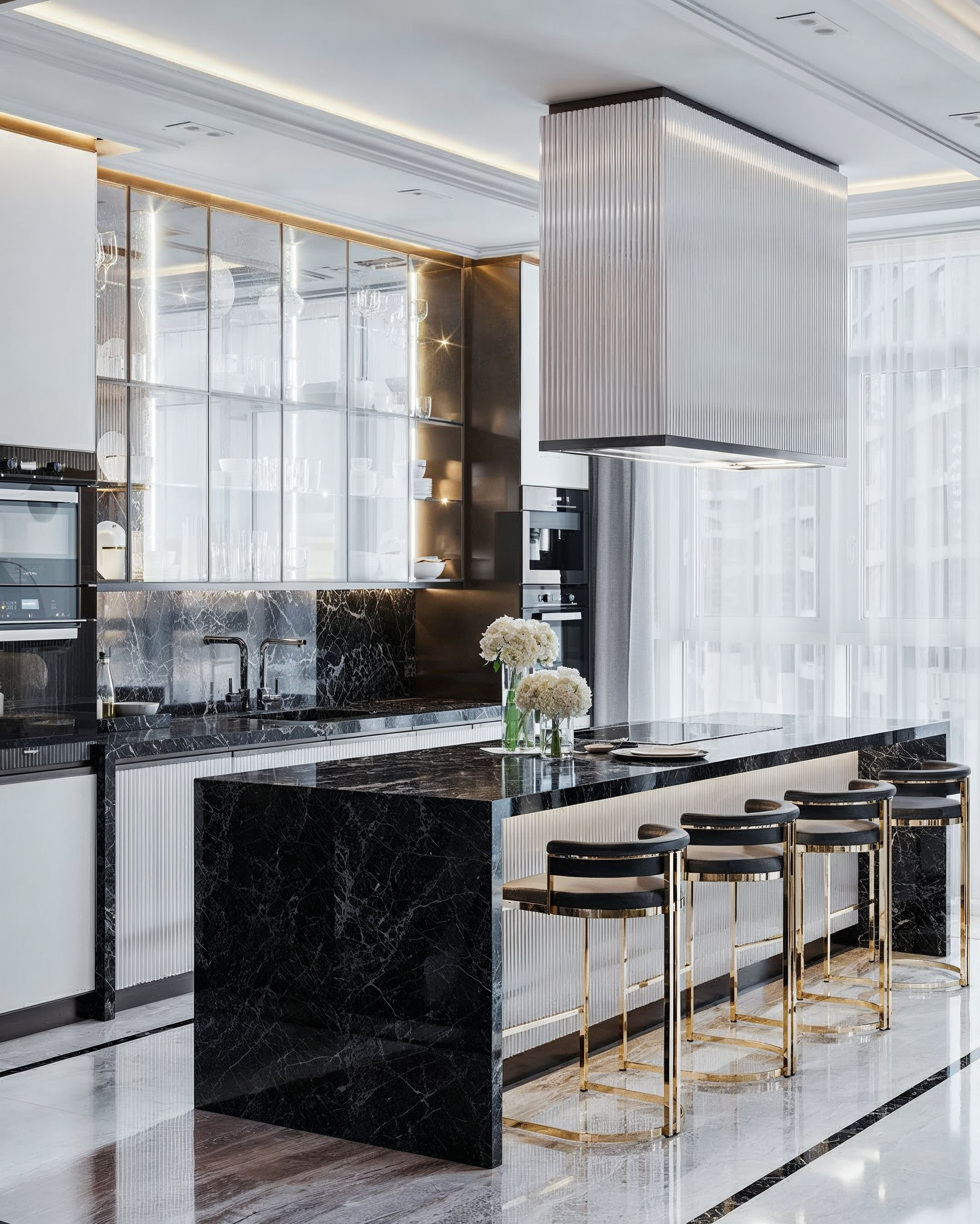 Кухня в современном стиле с черным мрамором и золотыми акцентами — дизайн Валерии Котович
