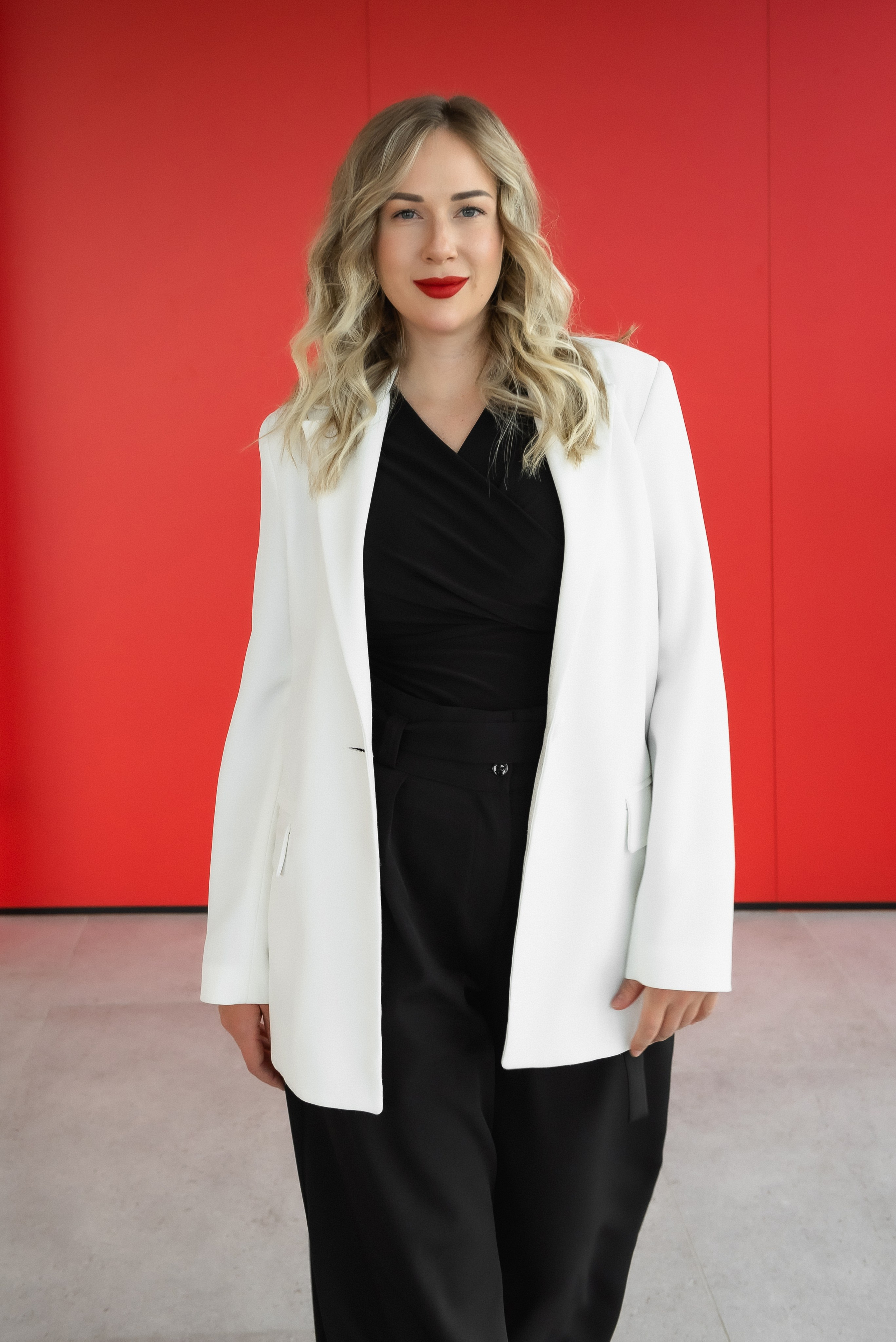 Портрет на красном фоне. КОНТЕНТ | БРЕНД фотограф Санкт-Петербург — Жанна Олтаржевская