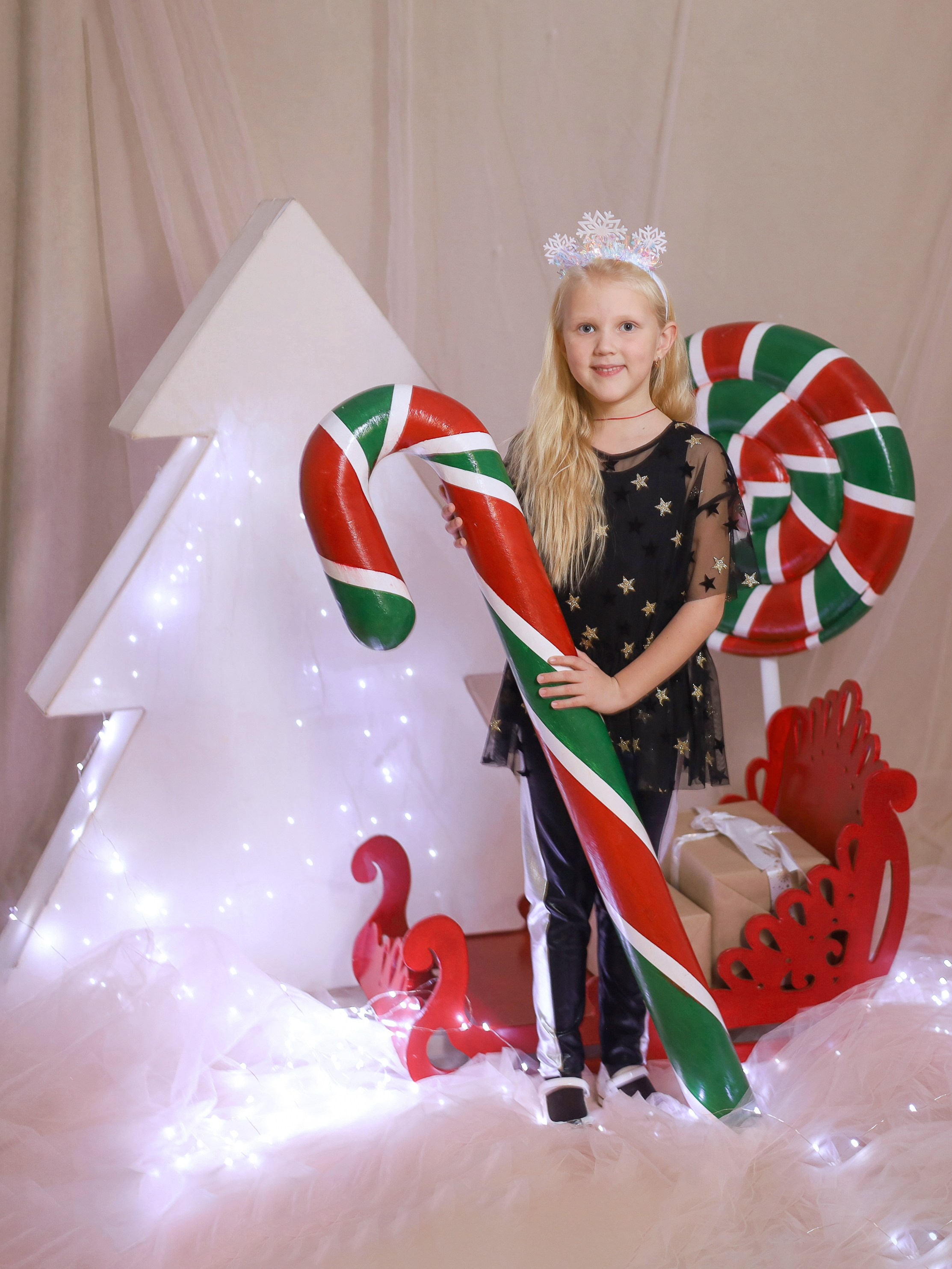 Общее фото в детском саду с выездным реквизитом в Тюмени. Выпускные альбомы в Тюмени для школ, садов, вузов спортивных секций