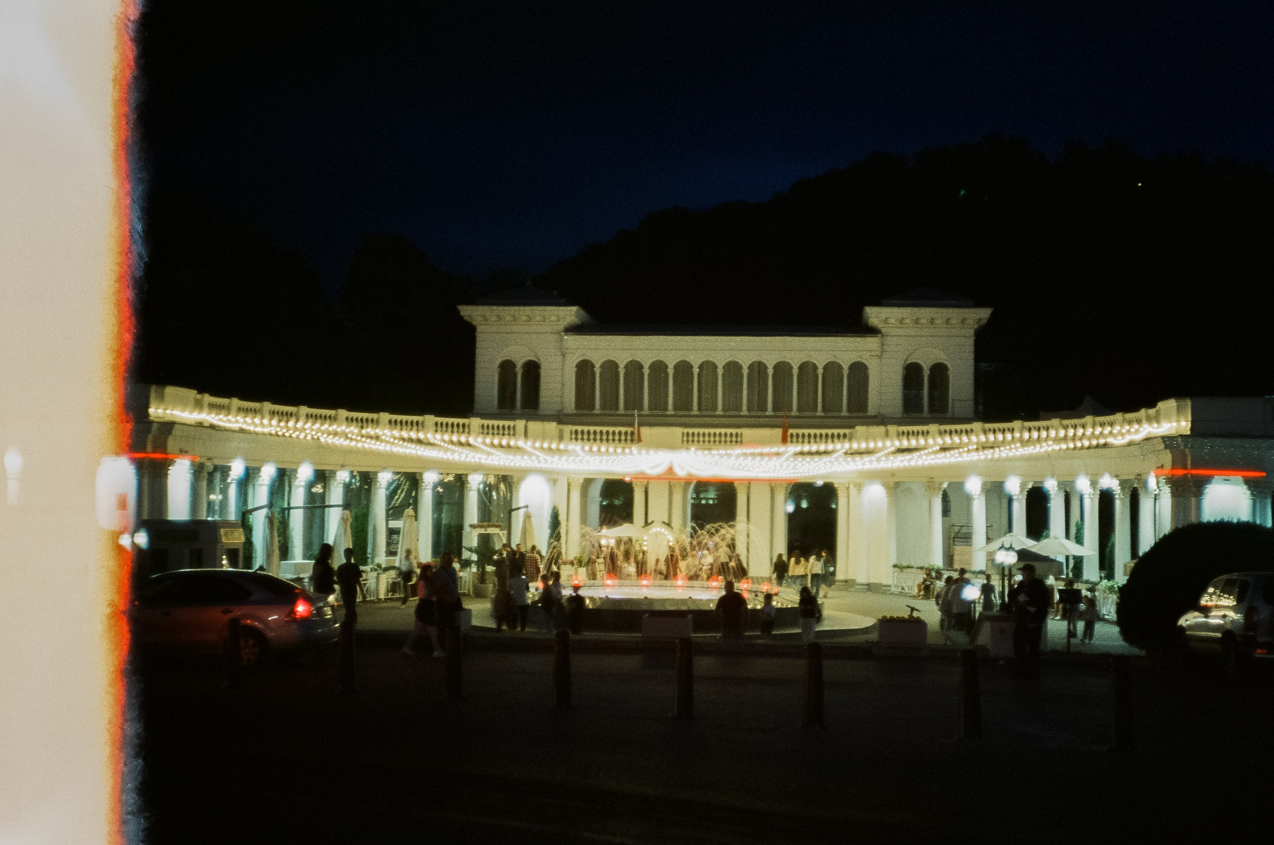 Курортный проспект Кисловодска вечером и поющие фонтаты