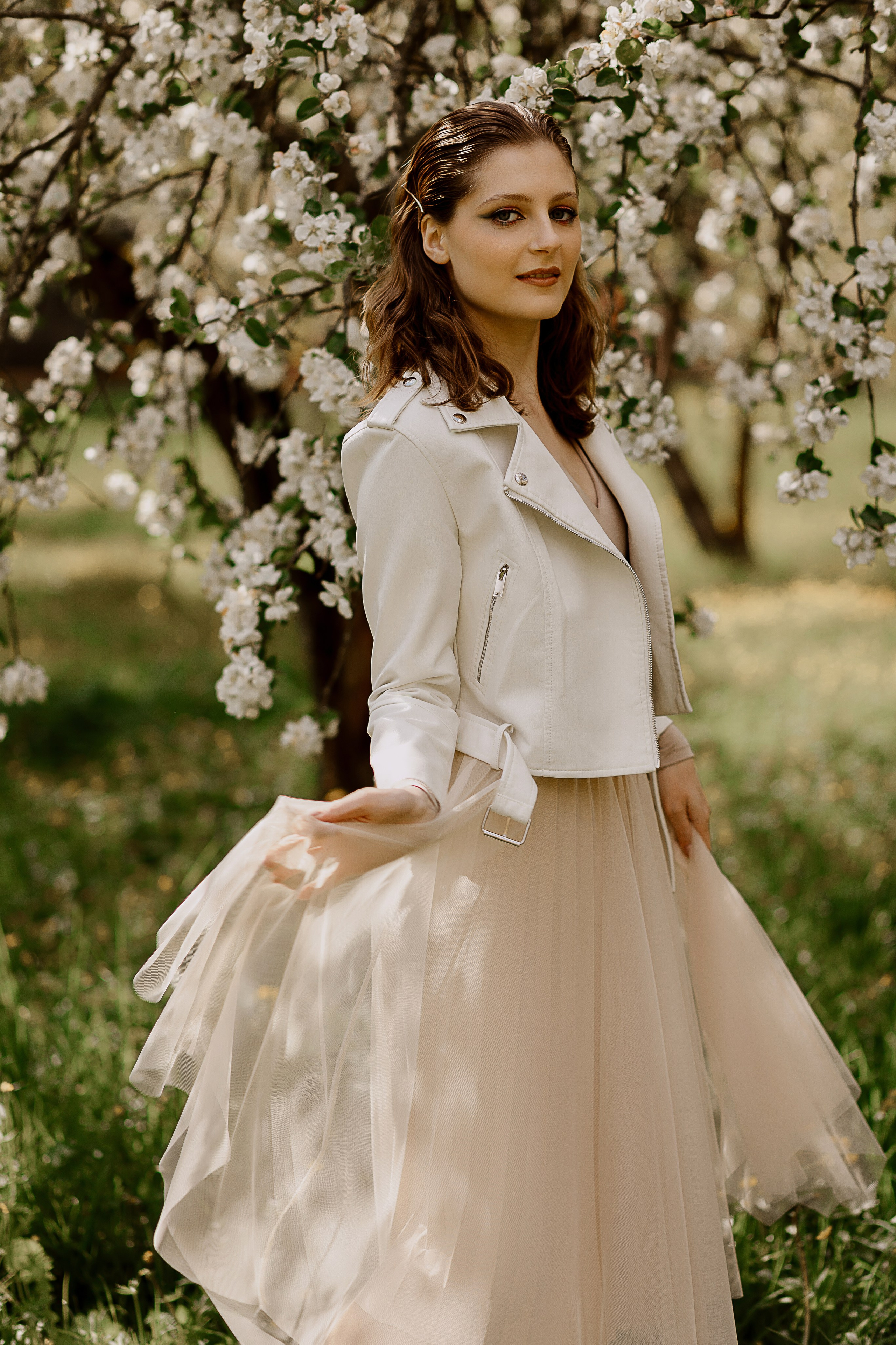 Женская фотосессия в цветущем саду. Семейный и женский фотограф в Москве Надежда Воробьева