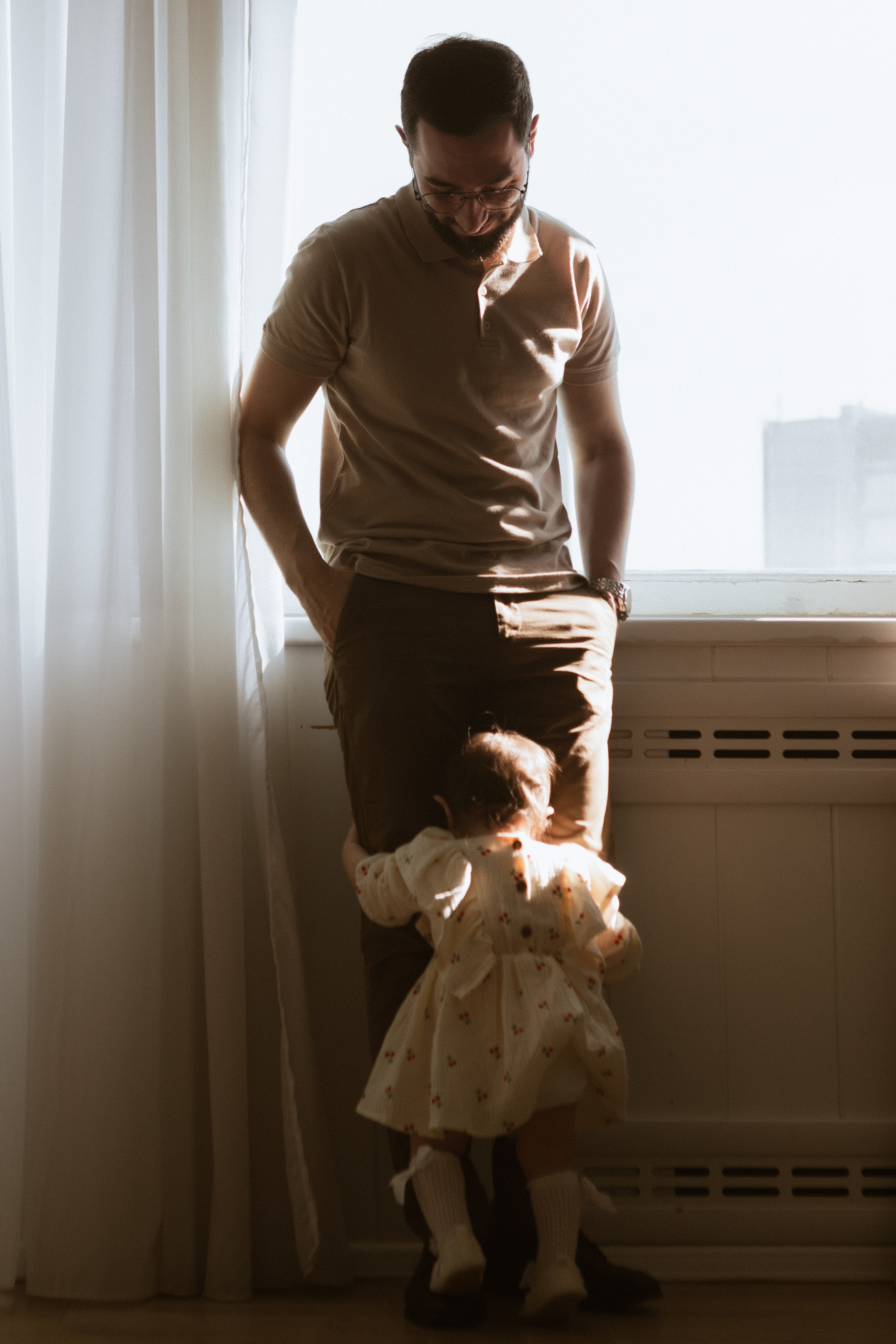 нежная семейная фотосессия с годовалой дочкой в студии, фото папы и дочки, семейный фотограф в Москве