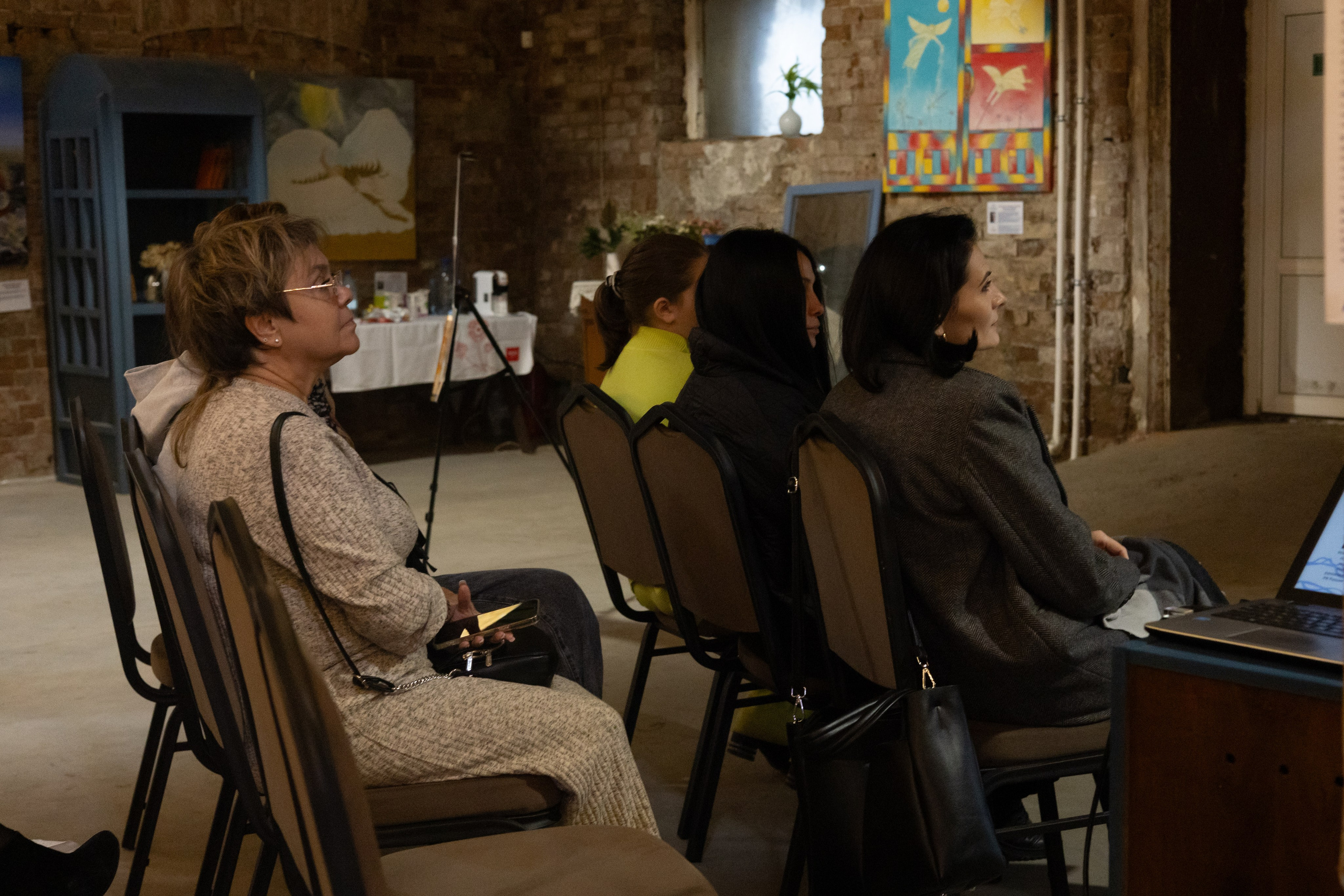 Выставка «АНГЕЛЫ МИРА». Фотограф Красноярск съемки лавстори, фотосессия в студии, портретная съемка, творческие фотосессии