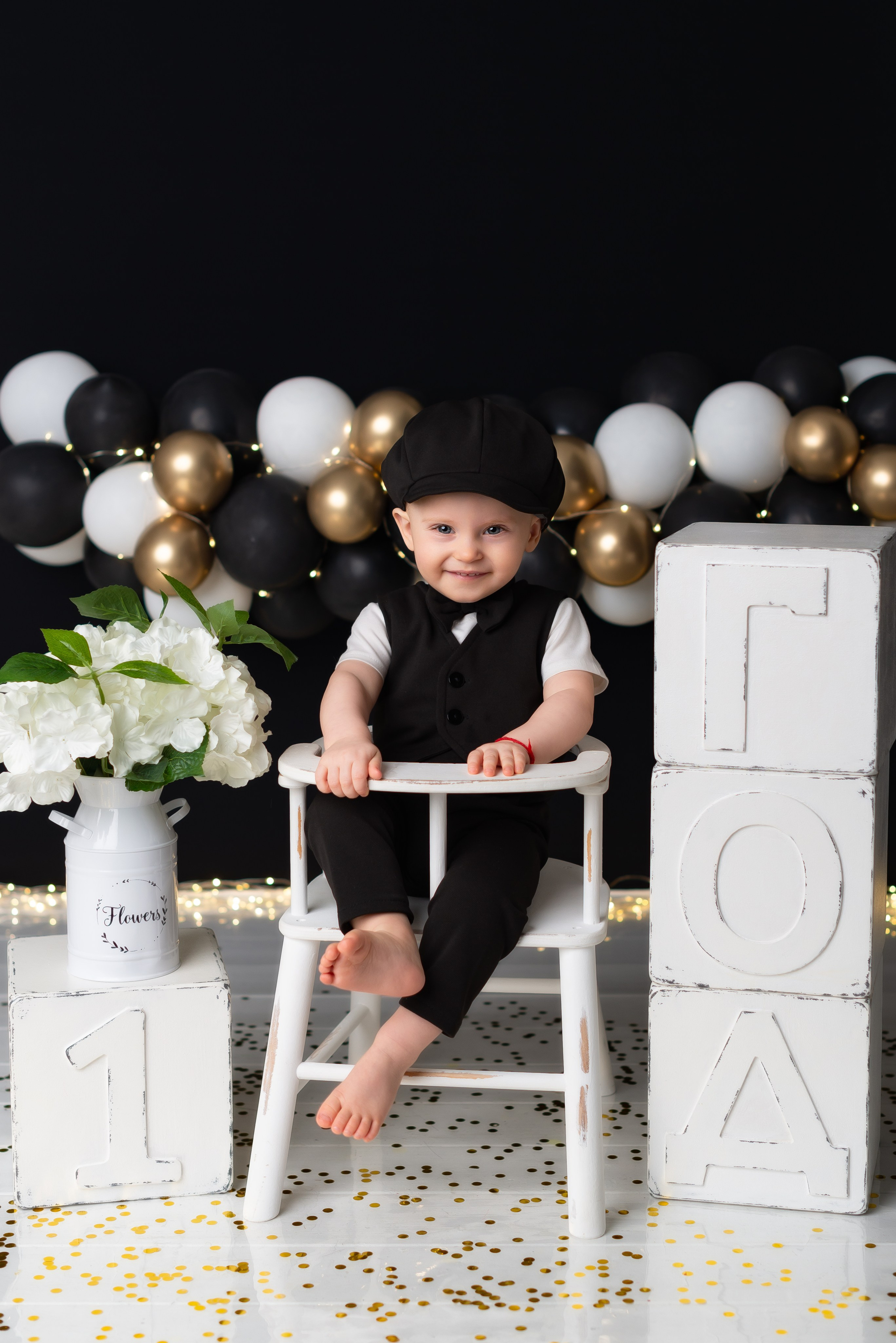 Портрет мальчика 1 год, на заднем плане воздушные шары