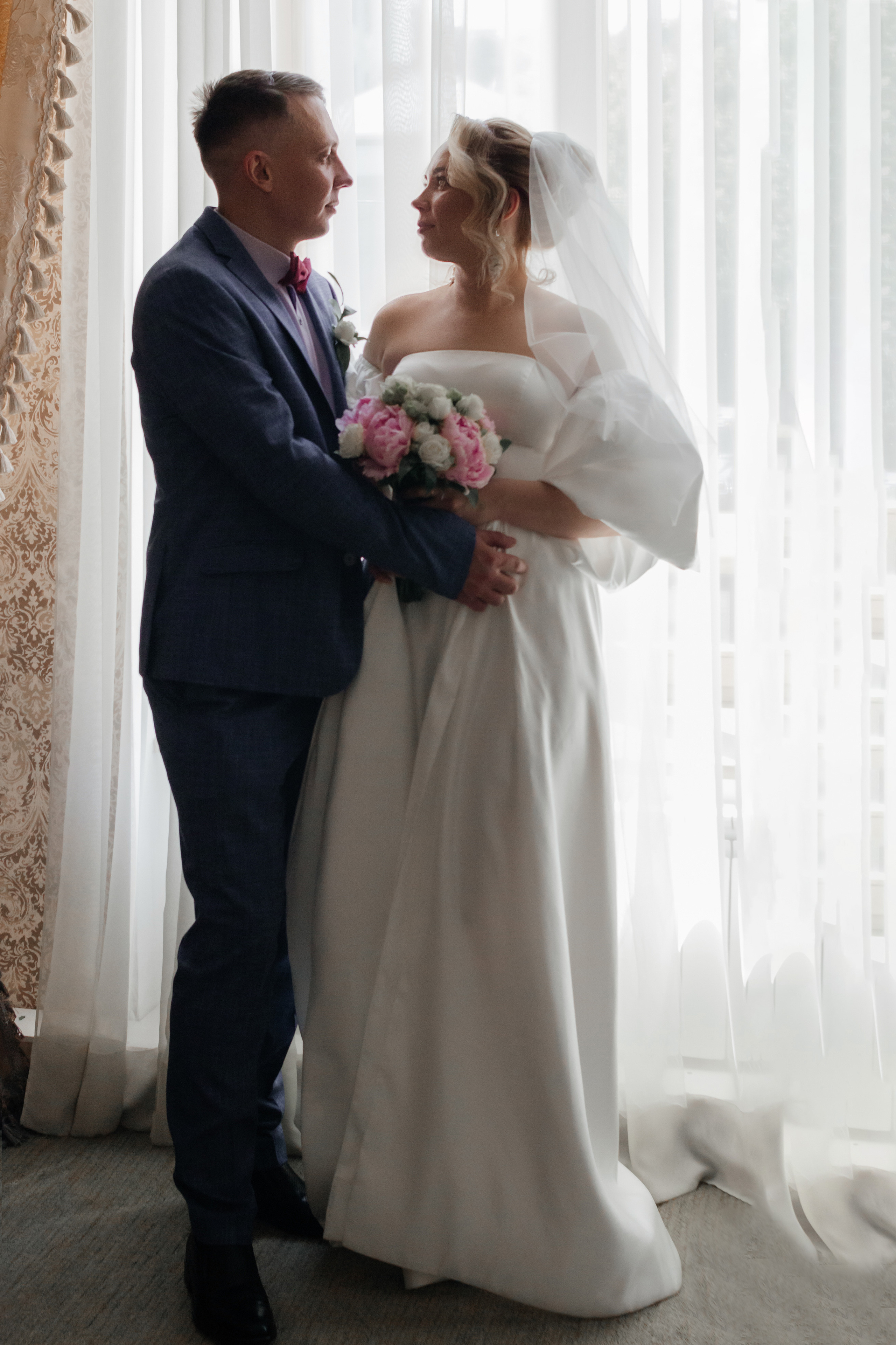 Свадебная прогулка в центре Нижнего Новгорода и по улице Рождественская. Свадебный фотограф и фотограф Love-Store в Нижнем Новгороде Анастасия