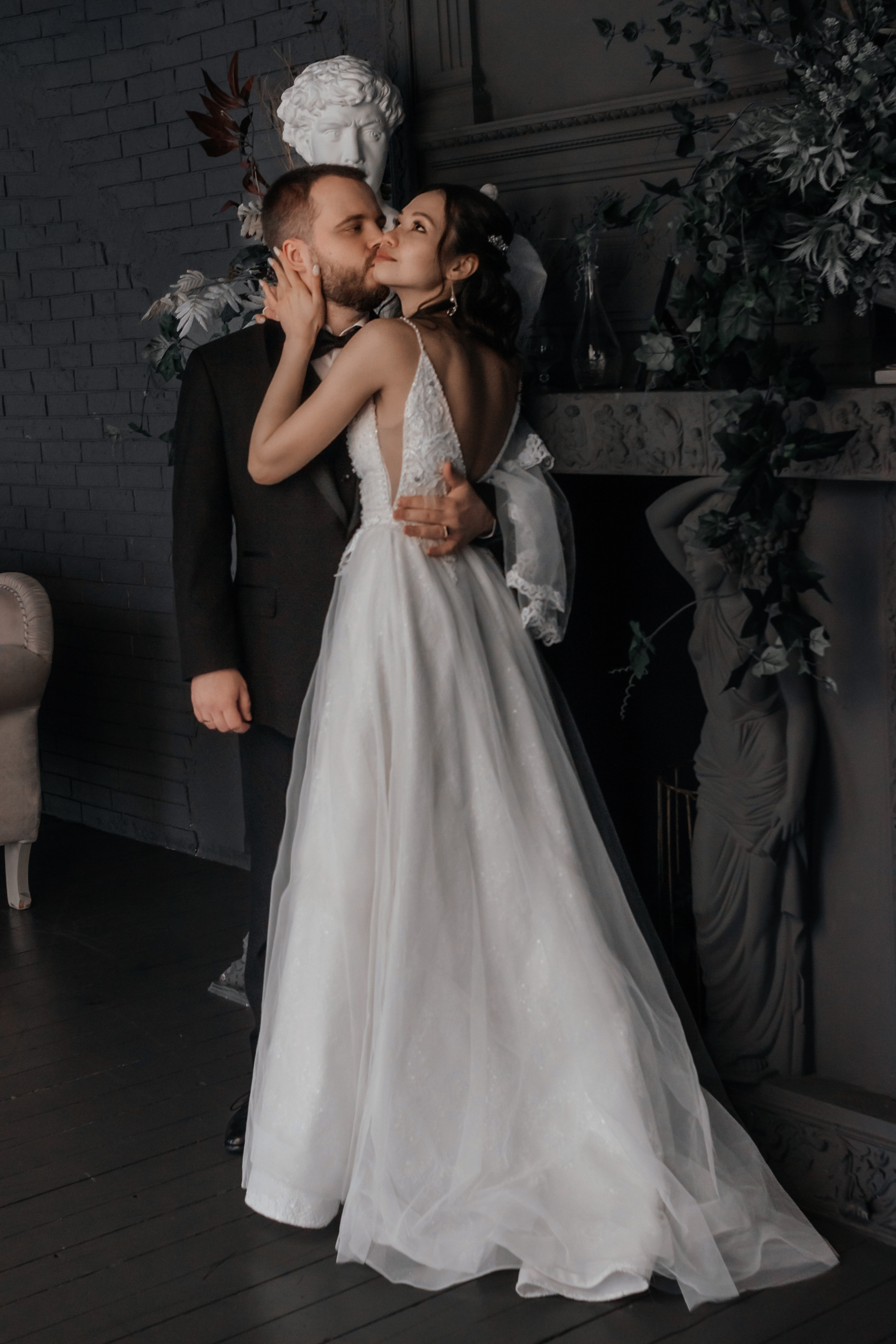 Свадебная прогулка в фотостудии Акт первый и регистрация брака в Автозаводском Доме Бракосочетания. Свадебный фотограф и фотограф Love-Store в Нижнем Новгороде Анастасия