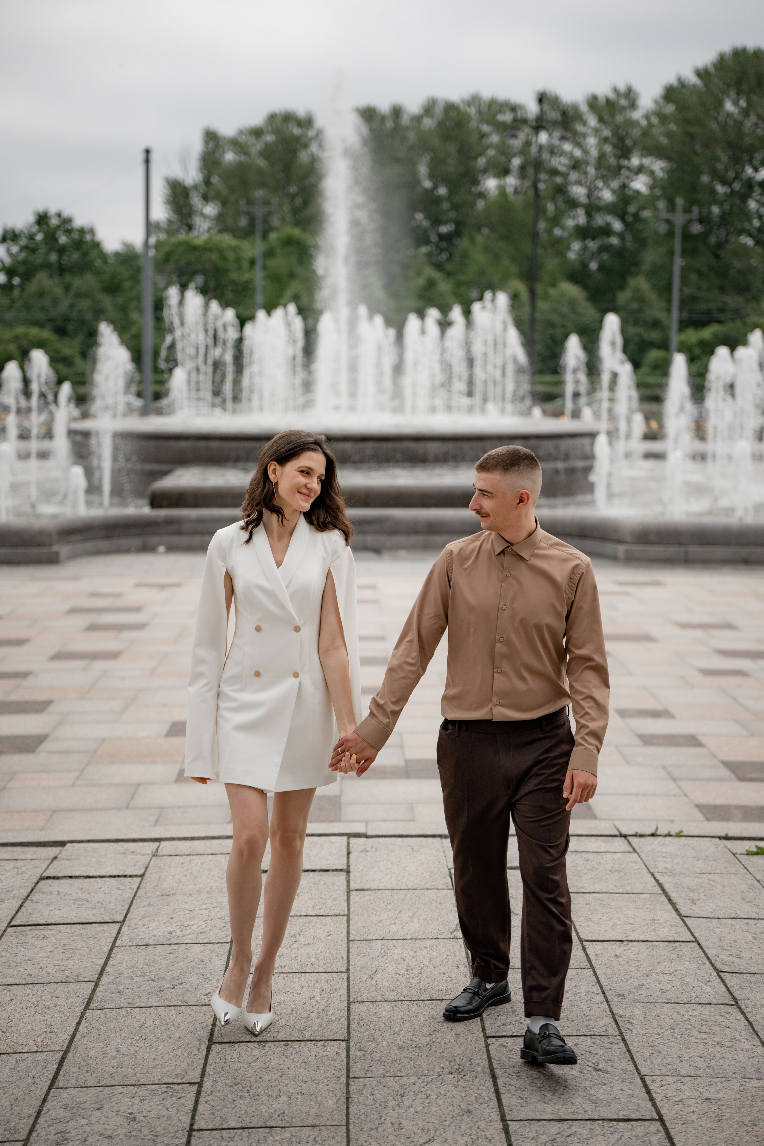 Фотосессия рядом с загсом Московского района у фонтанов