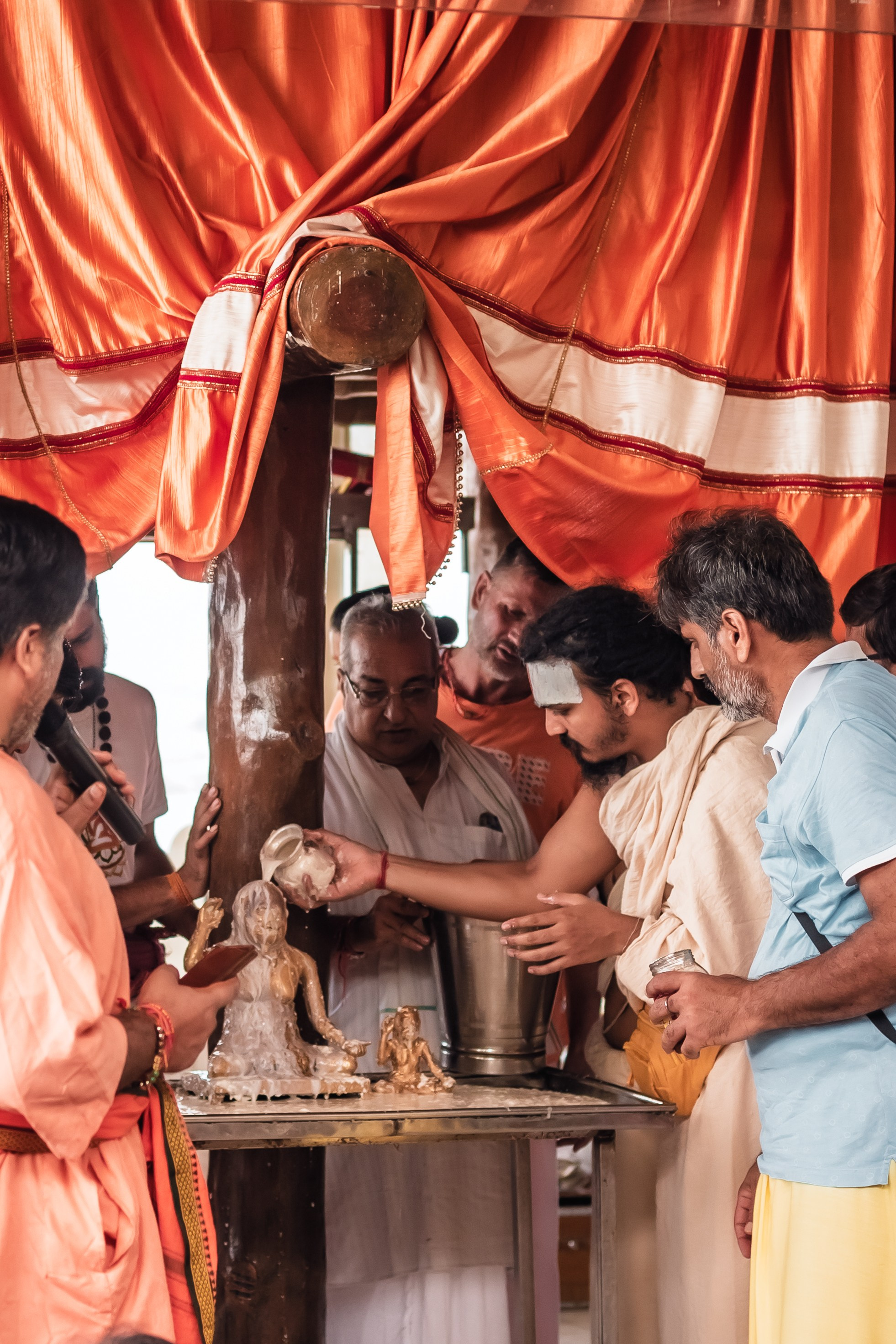 Abhisheka Devraha Baba on Sri Devdas ji maharaj bd. Mariam Bagdasaryan