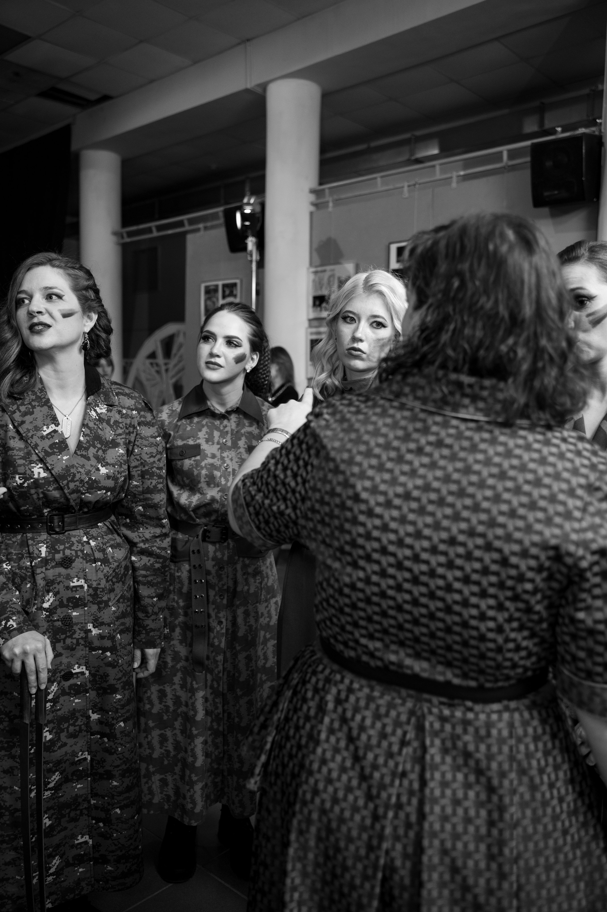Закрытый показ милитари «Своя трансформация» дизайнера Юлии Бойченко | 24.04.2025. Фотограф в Омске Елизавета Кириллова