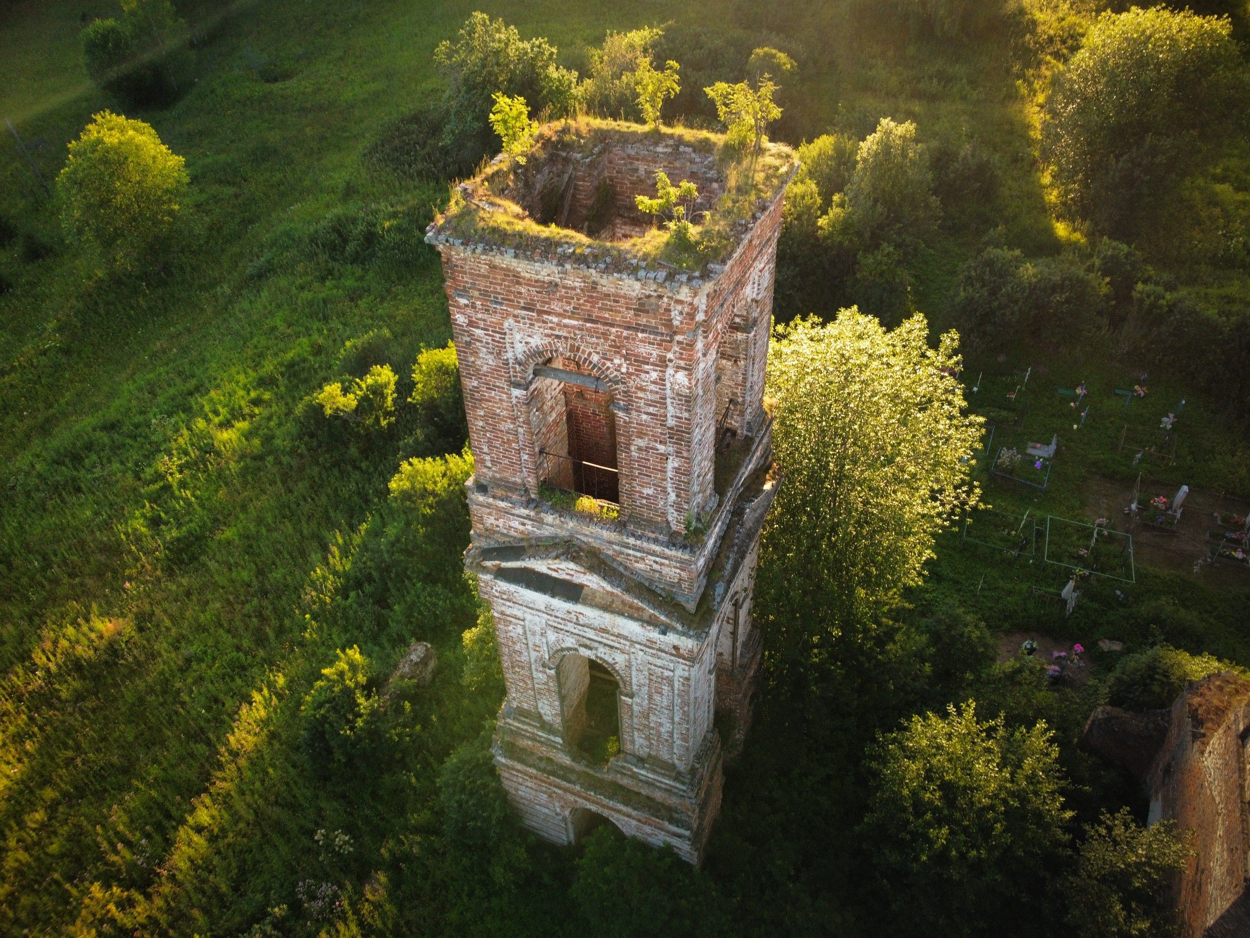 Церковь Святой Богородицы в урочище Богородское рядом с деревней Пореево, Ярославская область, лето