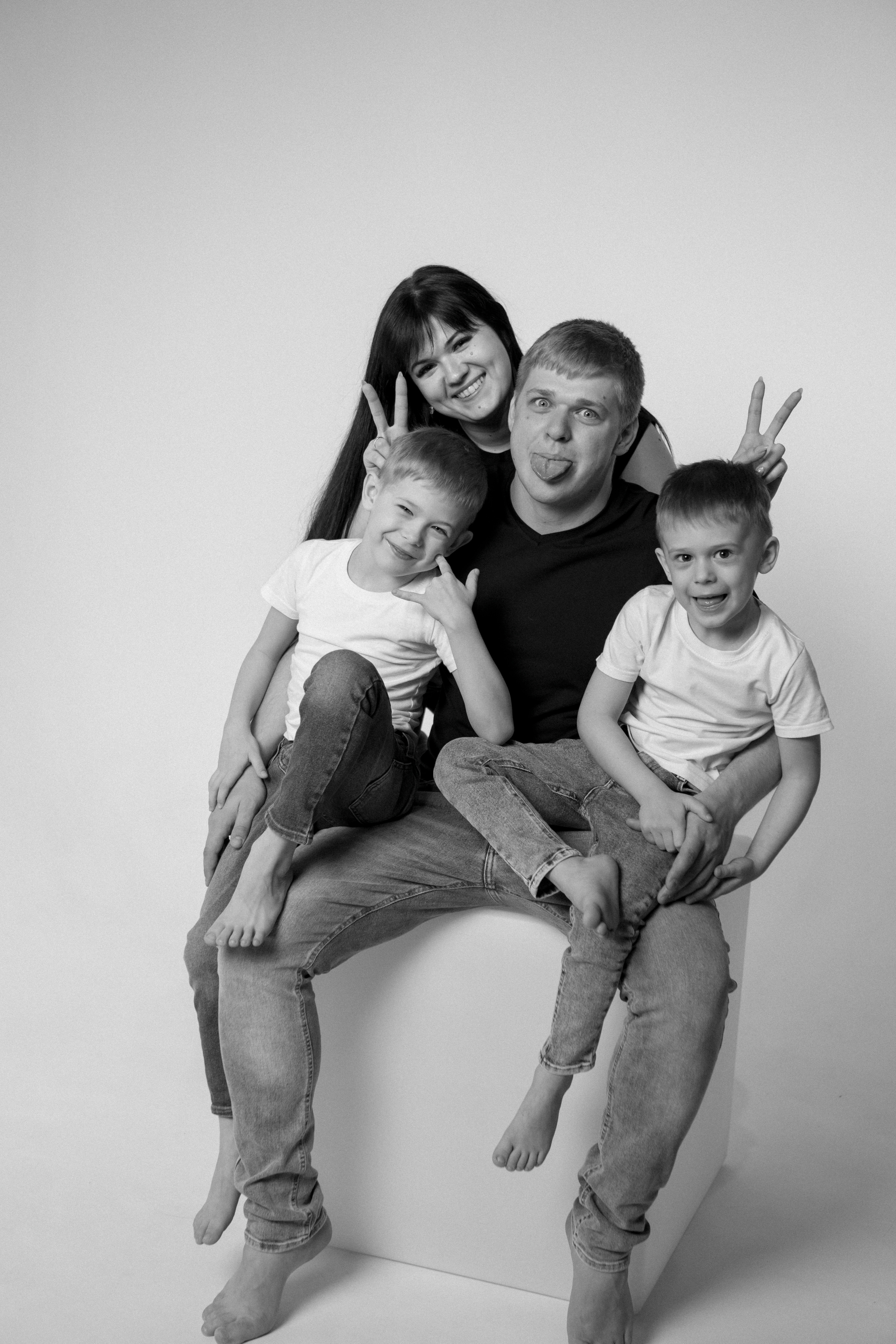 Семейная история Александра и Анастасии с детьми в студии на циклораме. Свадебный и семейный фотограф в Ставрополе Попова Дарья