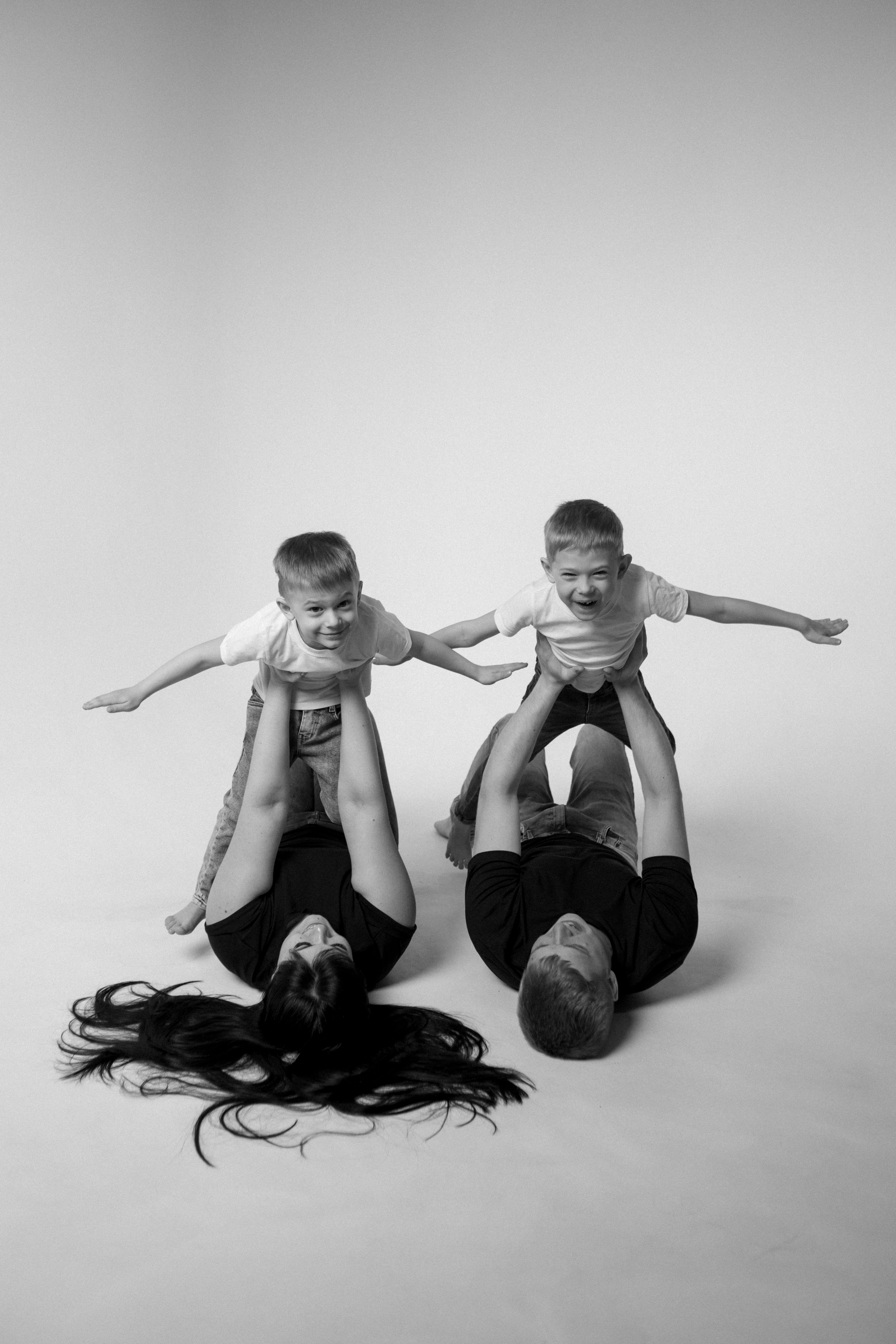 Семейная история Александра и Анастасии с детьми в студии на циклораме. Свадебный и семейный фотограф в Ставрополе Попова Дарья