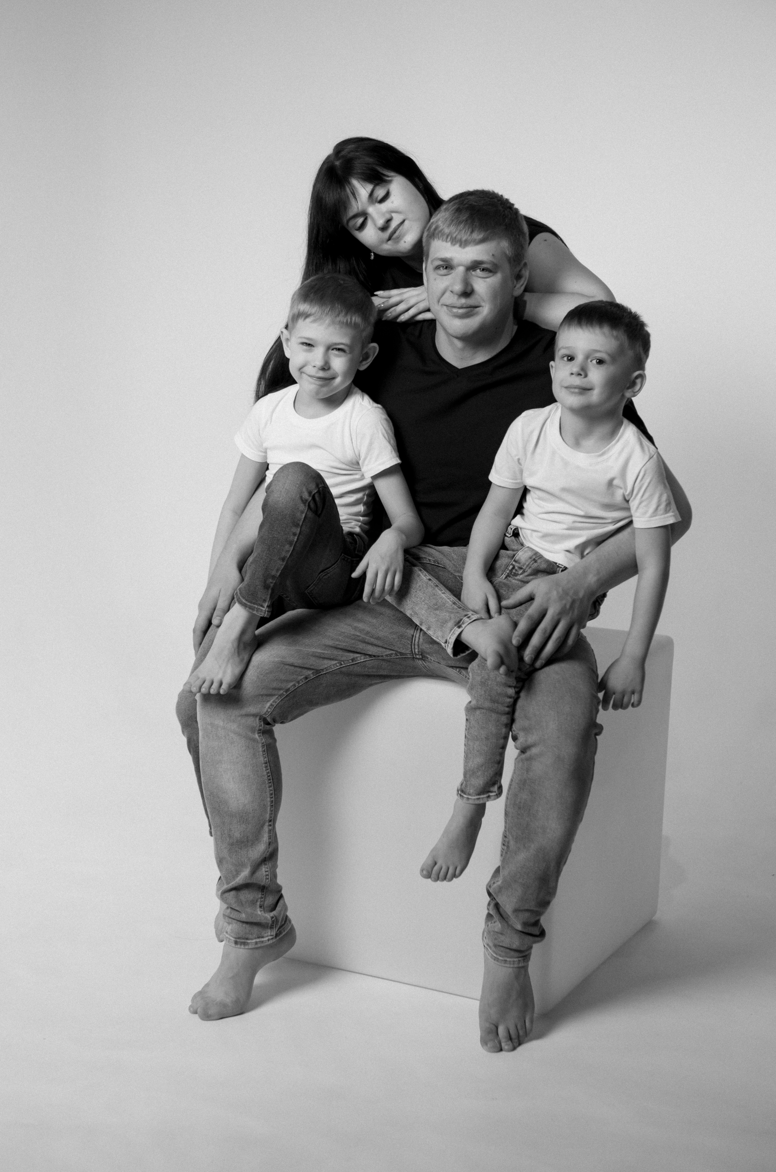 Семейная история Александра и Анастасии с детьми в студии на циклораме. Свадебный и семейный фотограф в Ставрополе Попова Дарья