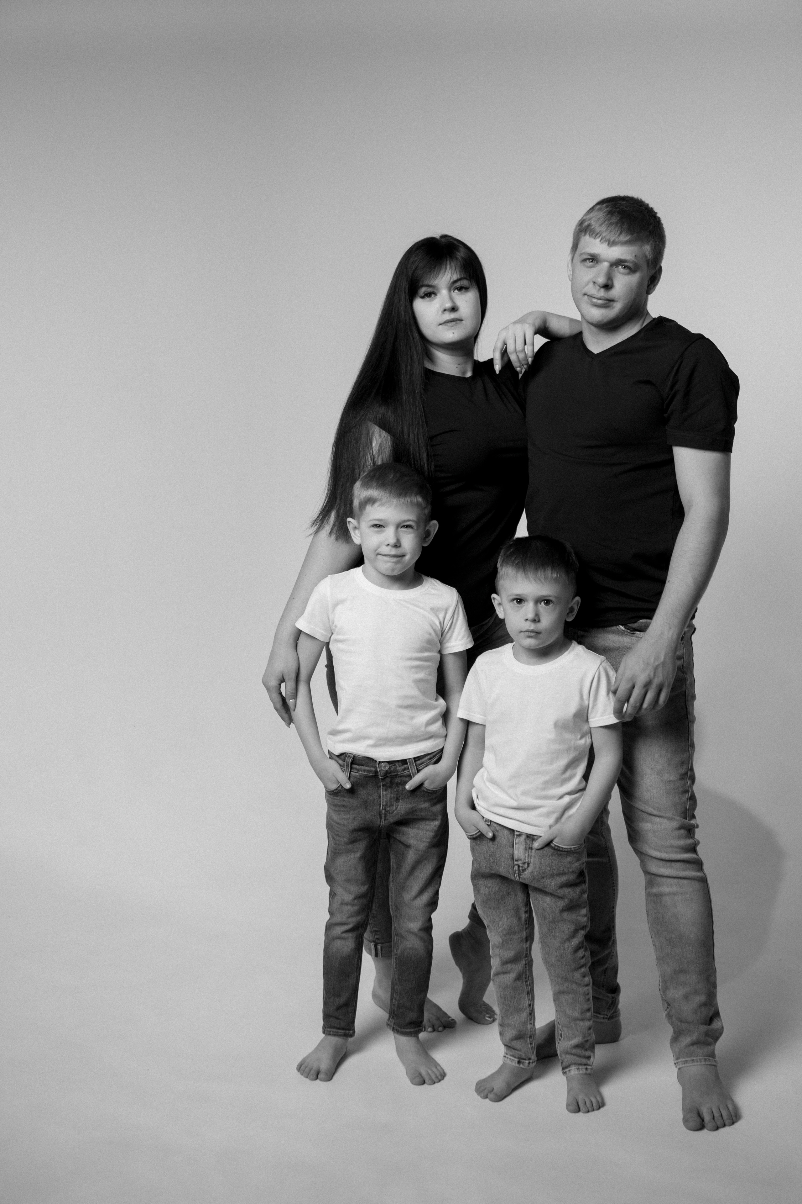 Семейная история Александра и Анастасии с детьми в студии на циклораме. Свадебный и семейный фотограф в Ставрополе Попова Дарья