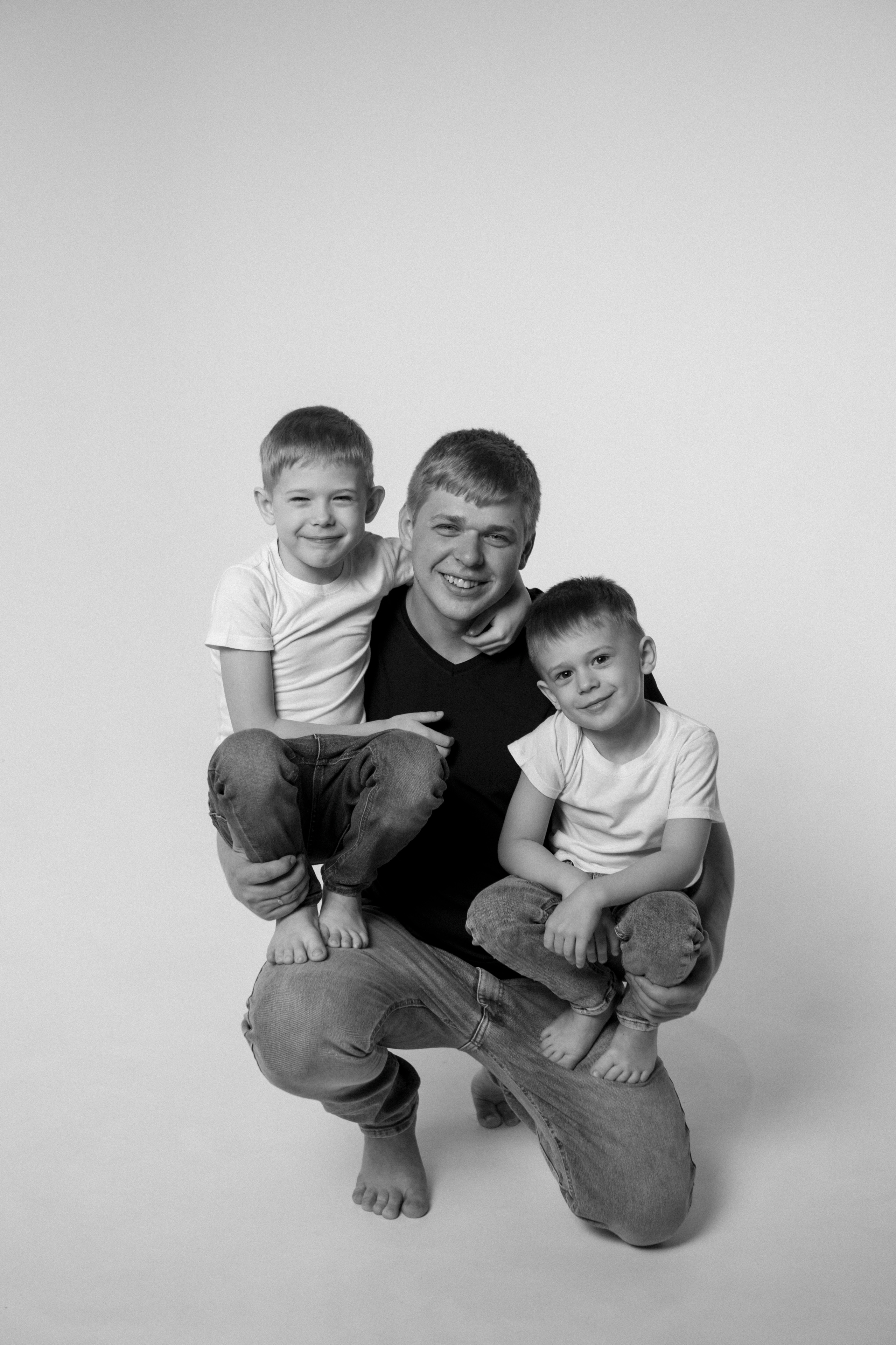 Семейная история Александра и Анастасии с детьми в студии на циклораме. Свадебный и семейный фотограф в Ставрополе Попова Дарья