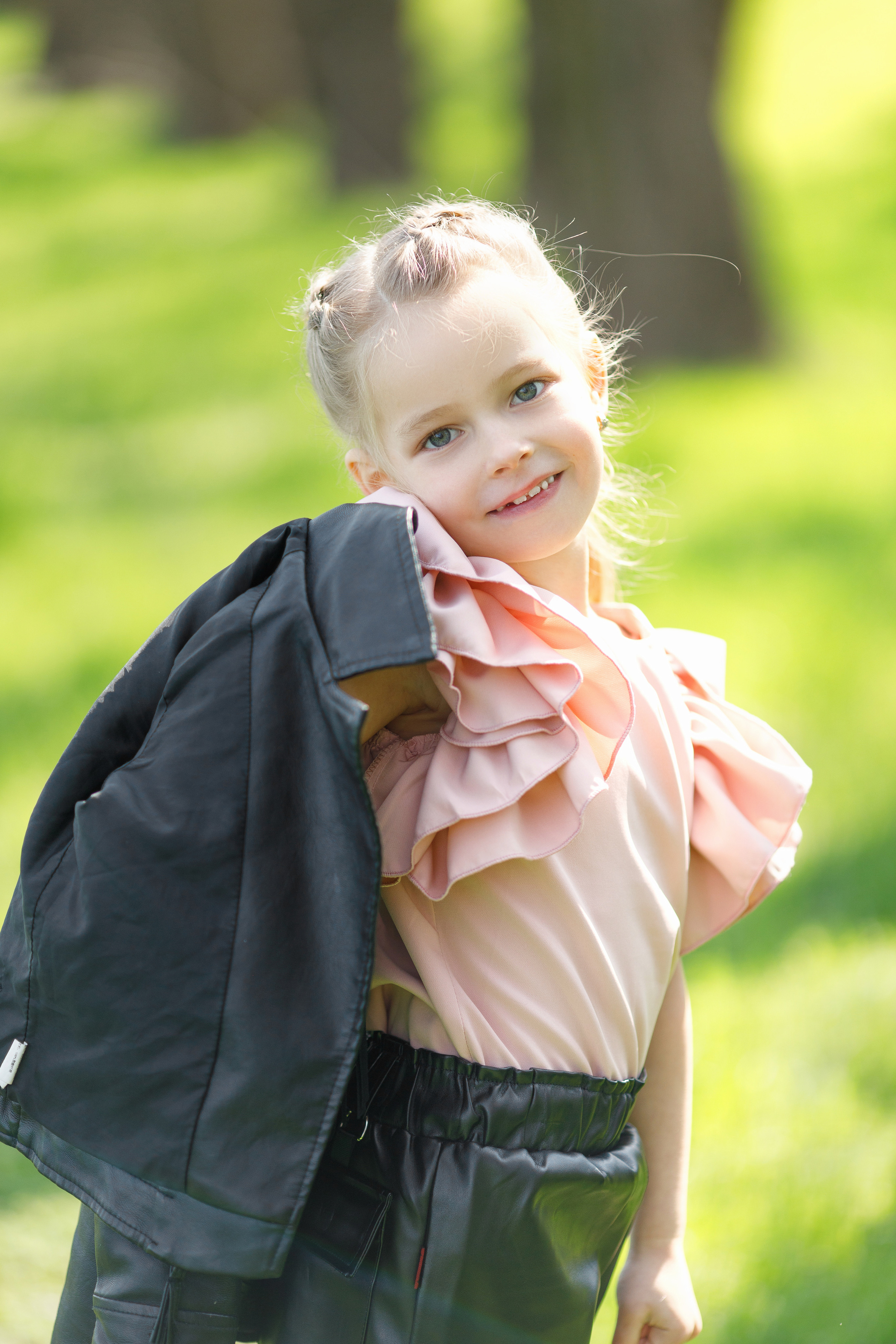Теплая весенняя фотосессия на набережной Веры и Татьяны с детьми. Свадебный и семейный фотограф в Ставрополе Попова Дарья
